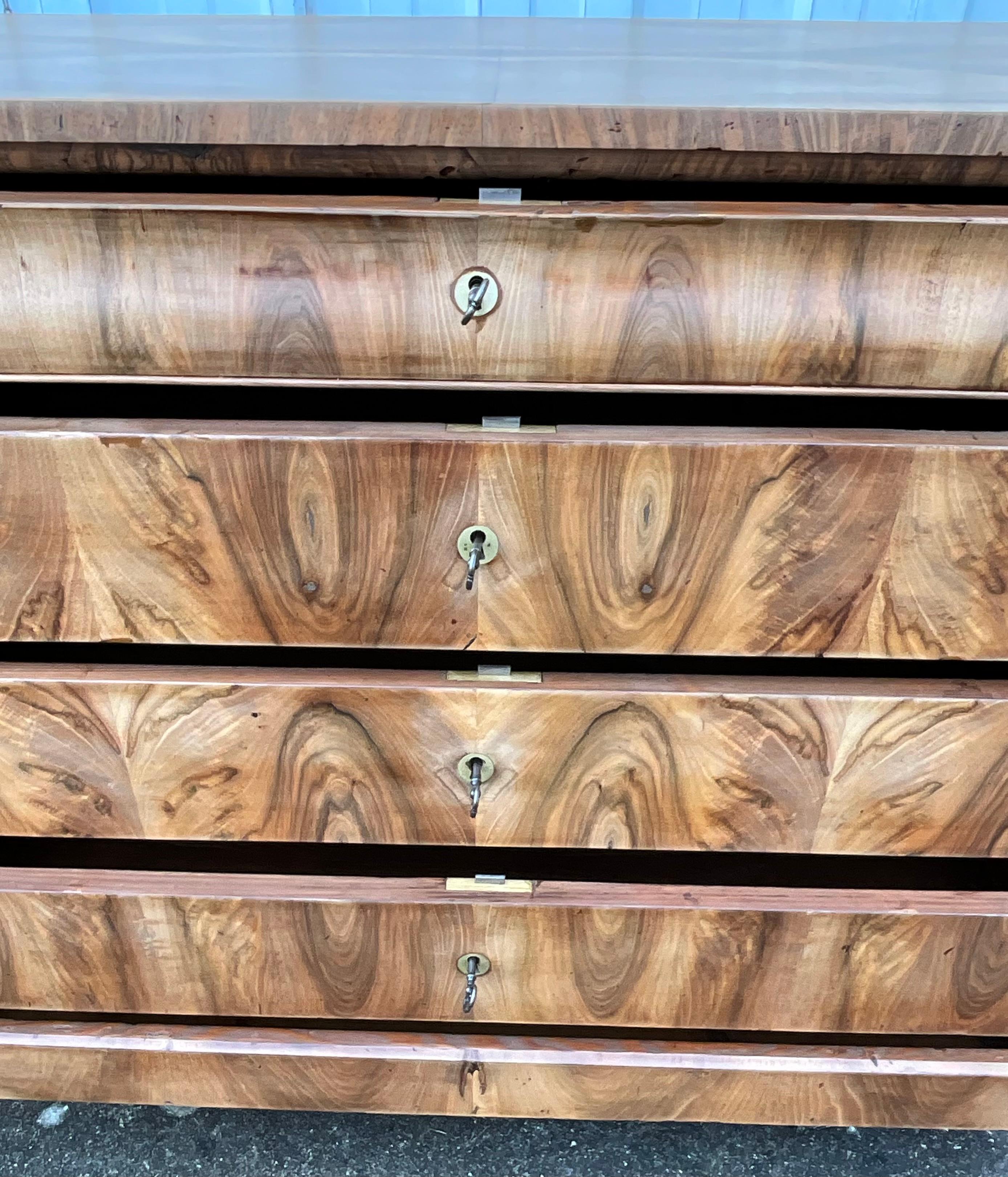 French chest of drawers Louis Philippe mid 19th century. The wood is of the bramble of walnut.

Walnut brambles are flamed because they have many aesthetic designs. These drawings have complex, highly contrasting patterns and intricate veins on a