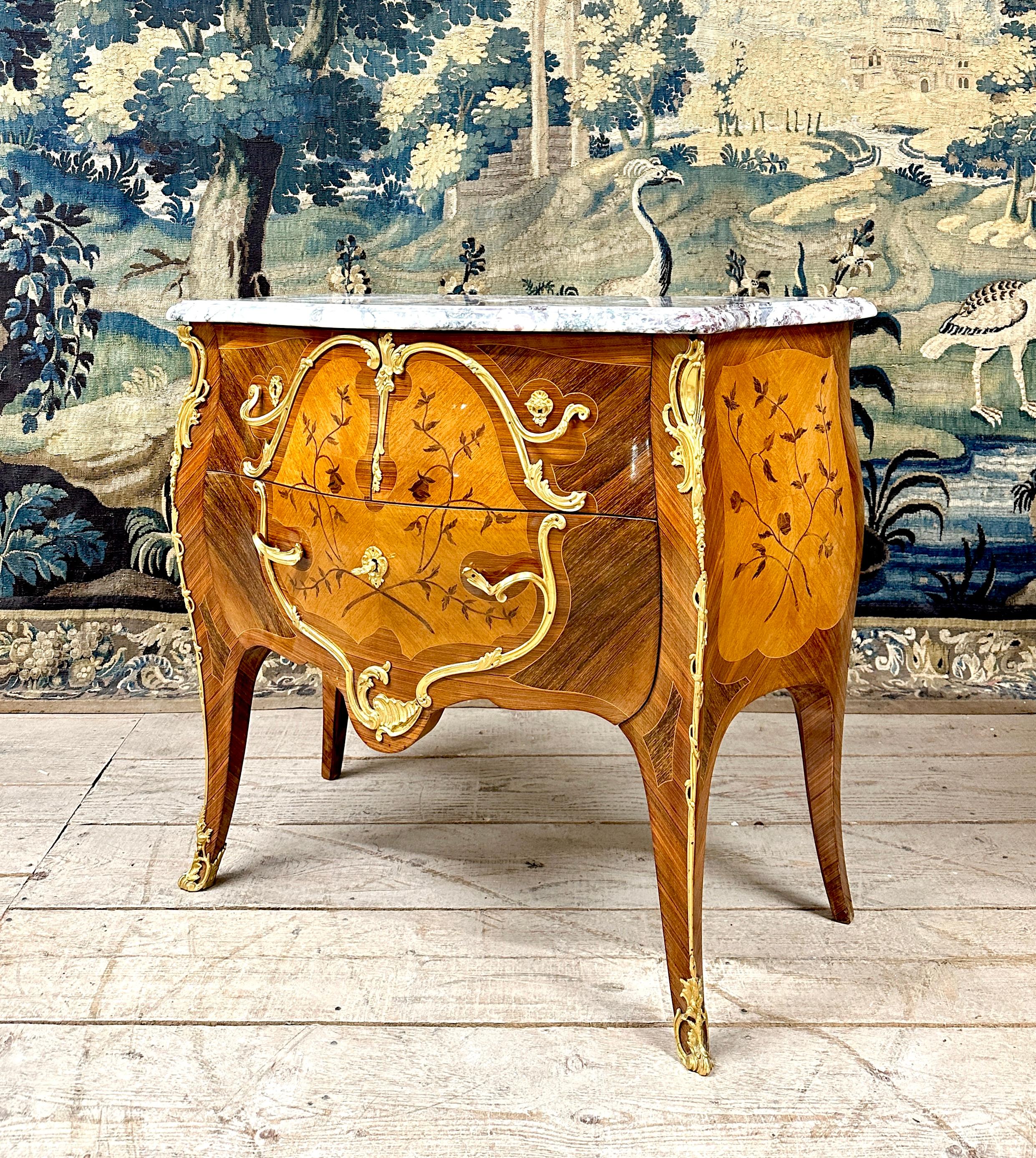 Commode en marqueterie de fleurs et bronze doré, style Louis XV en vente 5