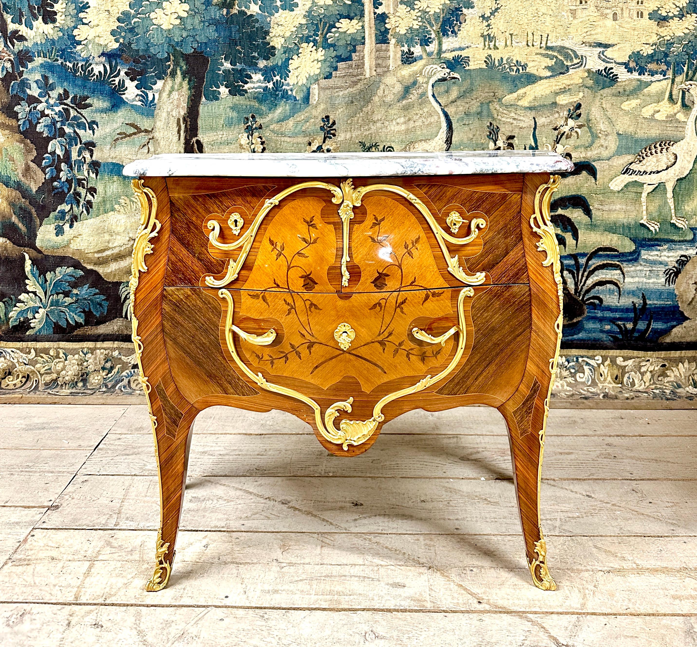 Commode en marqueterie de fleurs et bronze doré, style Louis XV en vente 6