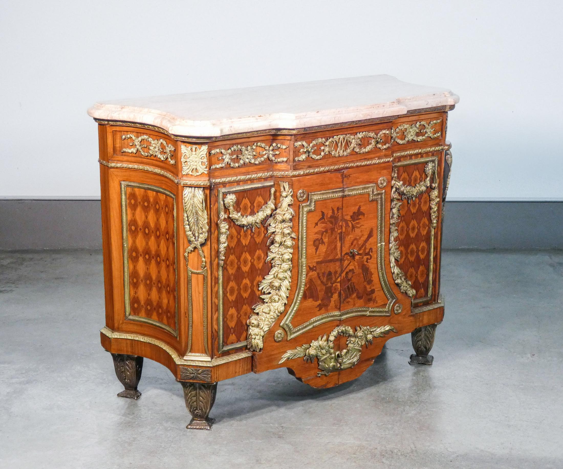 Commode in Louis XV Style, Original Model by Jean Riesner. Early 20th C In Good Condition For Sale In Torino, IT