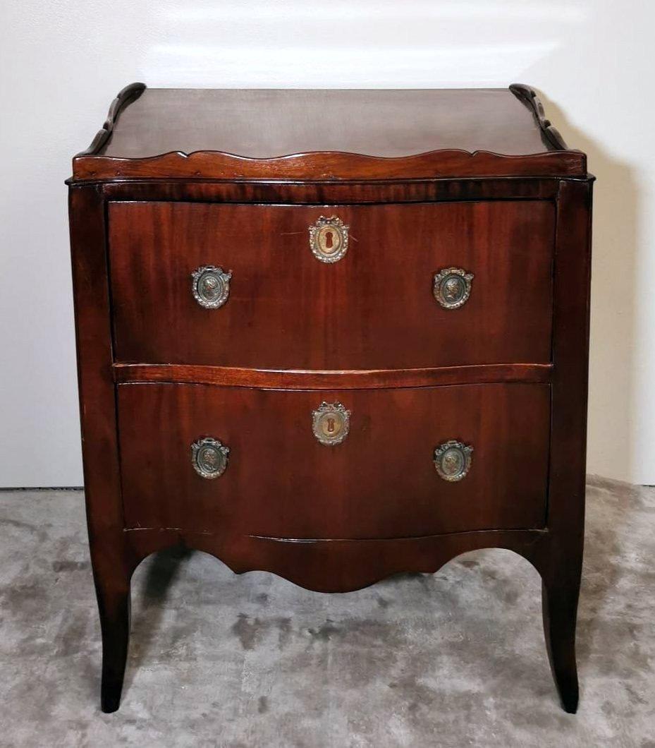 We kindly suggest you read the whole description, because with it we try to give you detailed technical and historical information to guarantee the authenticity of our objects.
Sober and fine French commode with two large and deep drawers; the
