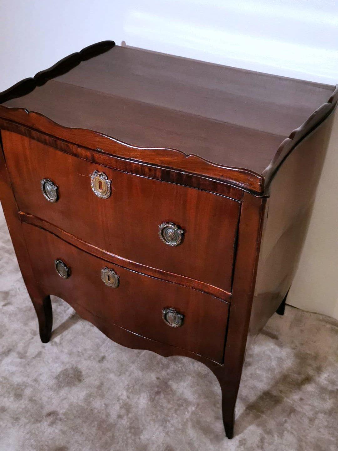 Commode in Original Neoclassical Style with Bronze Decorations In Good Condition For Sale In Prato, Tuscany