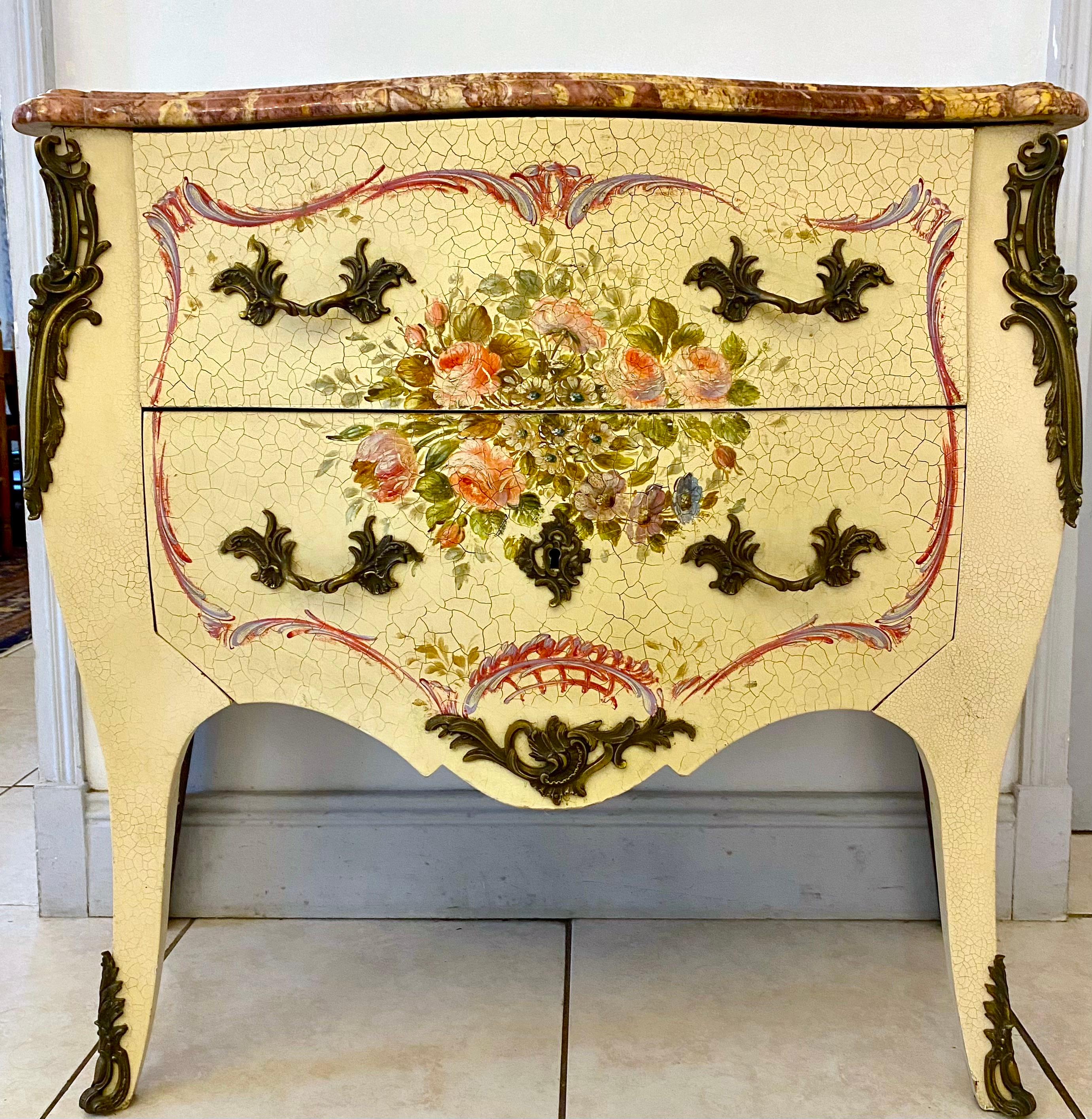Italian, Venetian or Genoese chest of drawers, in painted wood with very pretty floral decoration from the end of the 19th century in the Louis XV style.
It opens with two drawers and has saber legs.
The top is dressed in Peach Blossom colored