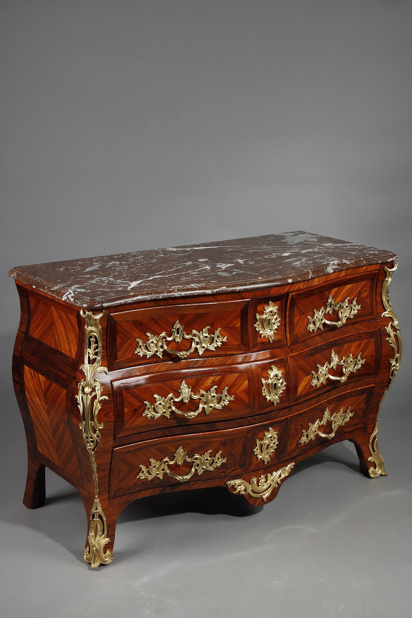 Louis XV Commode en placage de bois violet estampillé par Lapie en vente