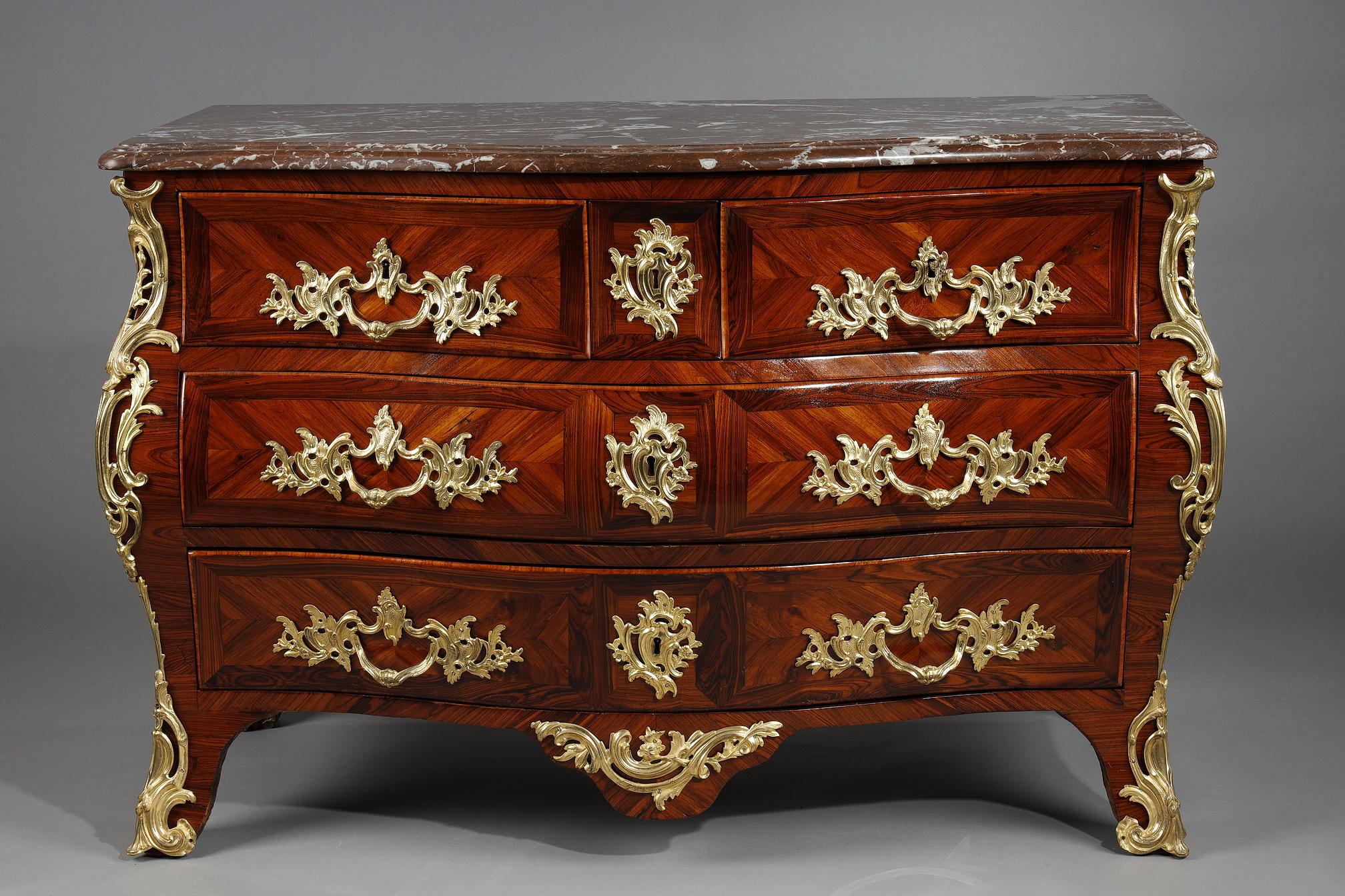 Français Commode en placage de bois violet estampillé par Lapie en vente