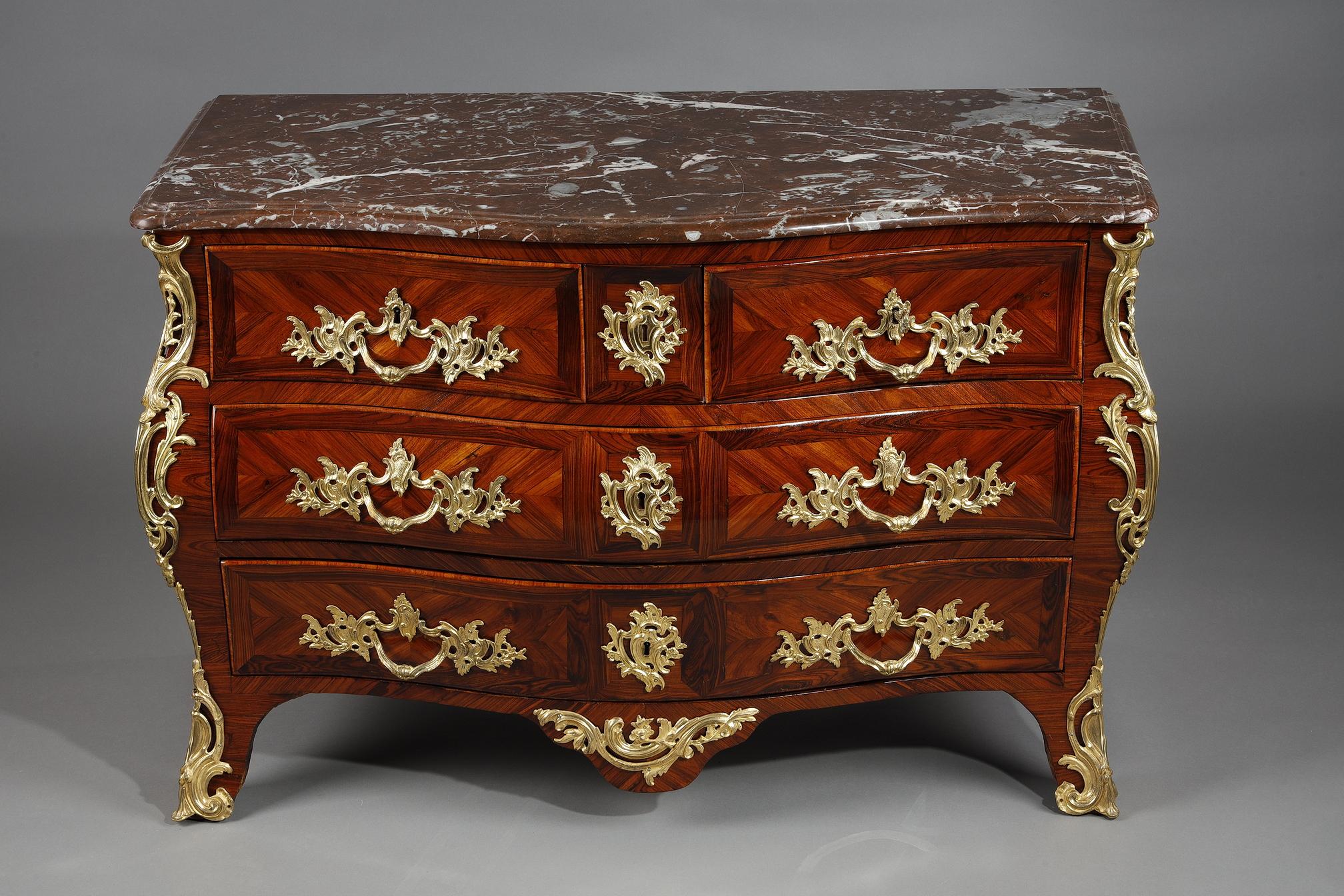 Doré Commode en placage de bois violet estampillé par Lapie en vente