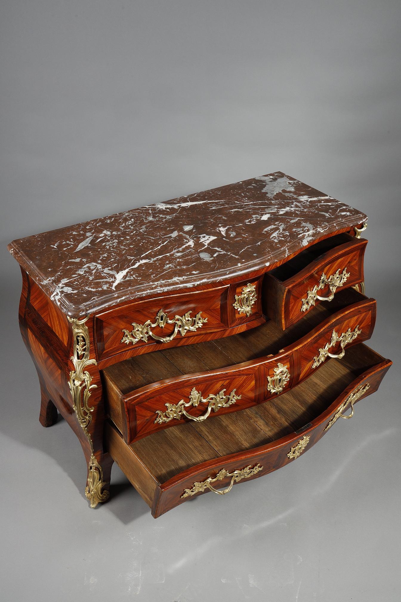 Bronze Commode en placage de bois violet estampillé par Lapie en vente