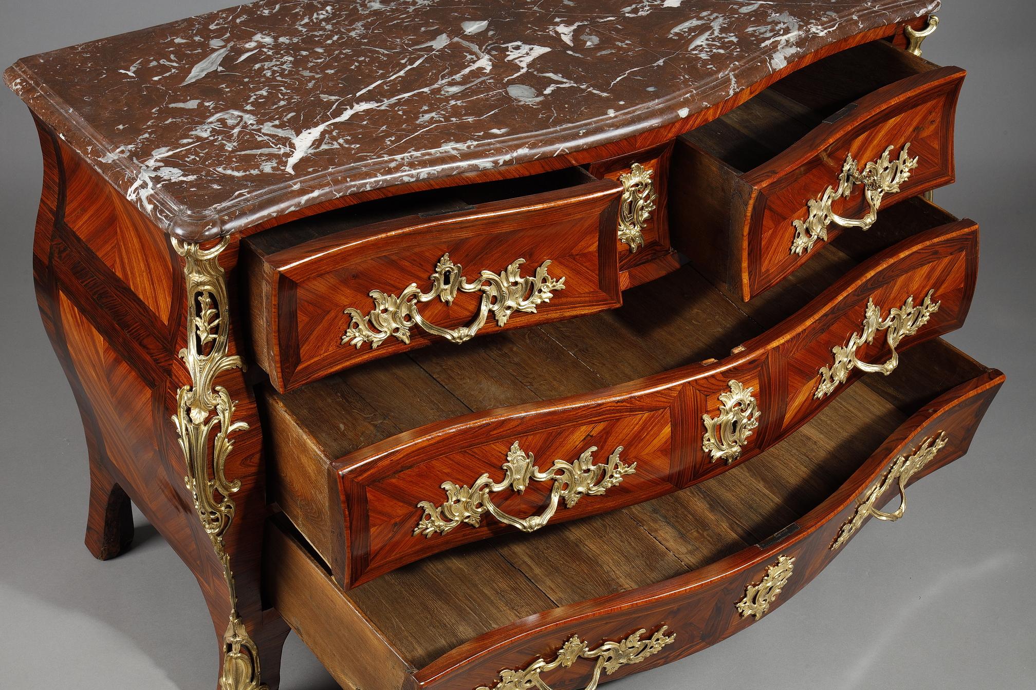 Commode en placage de bois violet estampillé par Lapie en vente 1