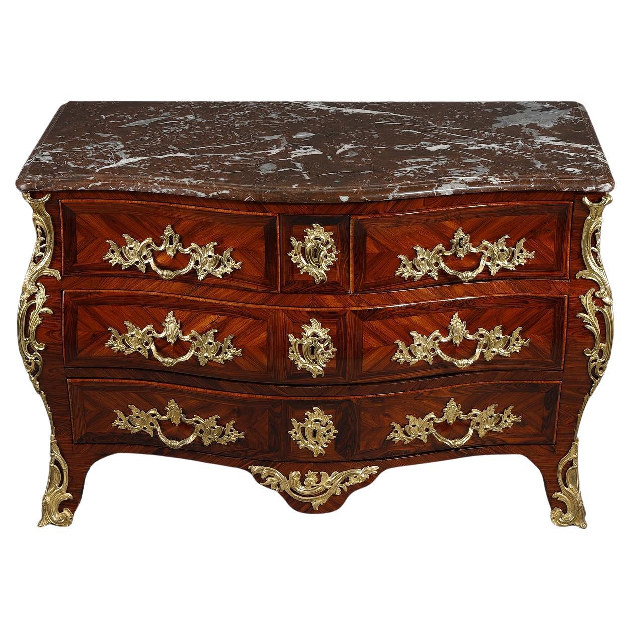 Commode en placage de bois violet estampillé par Lapie en vente