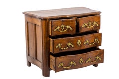 Commode en noyer et bronze doré, époque Régence