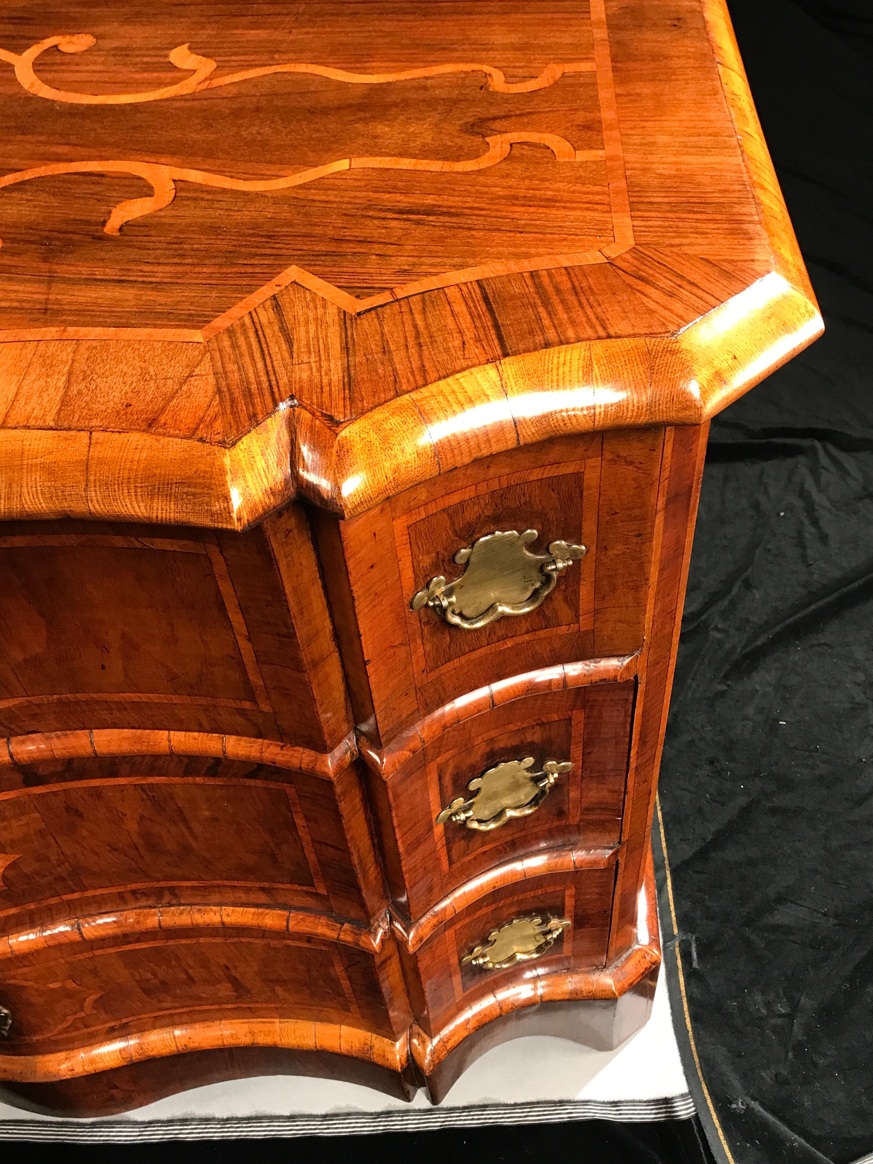 Commode Italian Venetian Baroque Burr Walnut Geometric Inlay Serpentine Front In Good Condition For Sale In BUNGAY, SUFFOLK