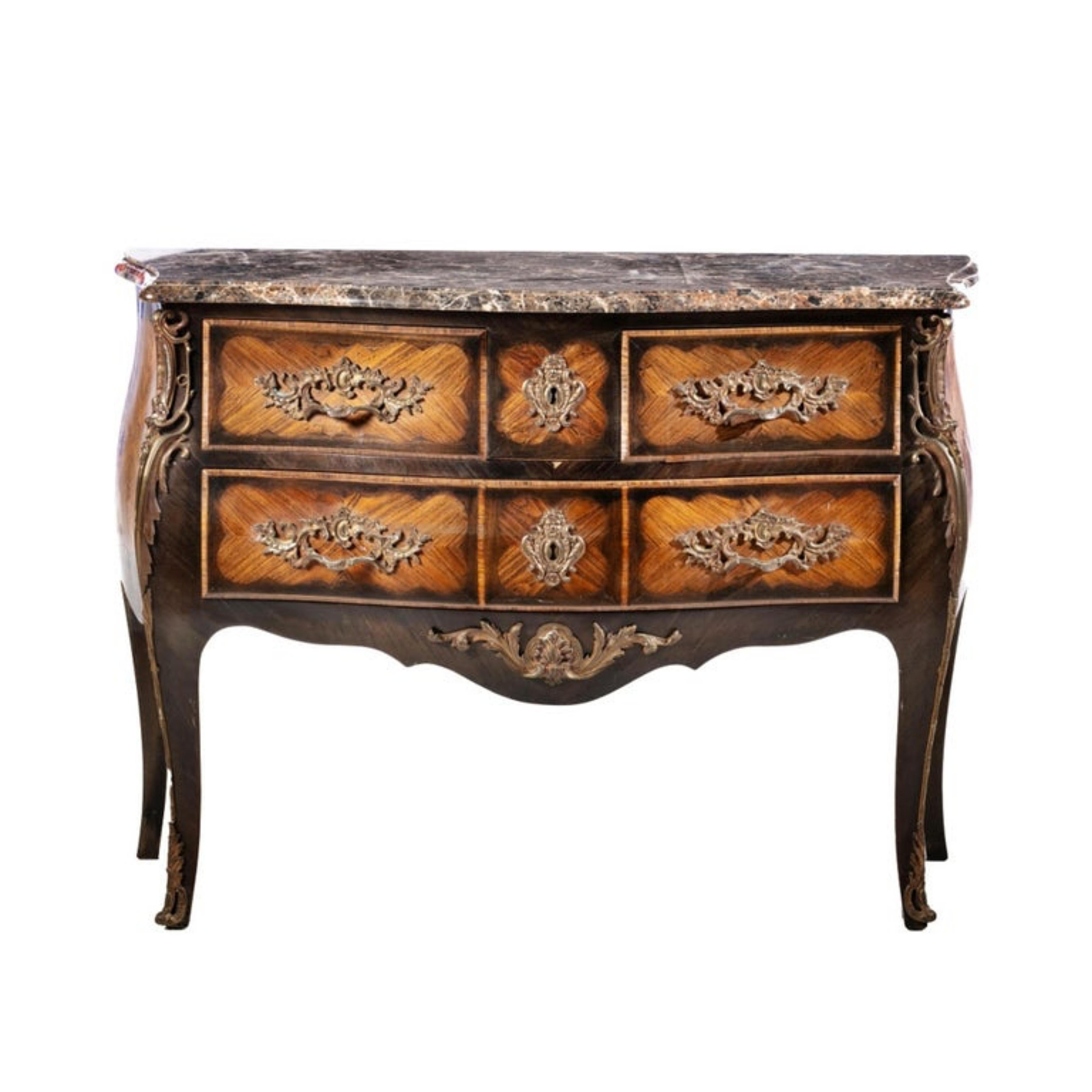 COMMODE LOUIS XV

French, 19th century  
clad in rosewood and various woods, with three drawers and a large drawer. 
Domed box on the front and sides. 
Applications in gilded bronze. Marble top. 
small defects. 
Dim.: 87 x 119 x 55 cm.
good condition