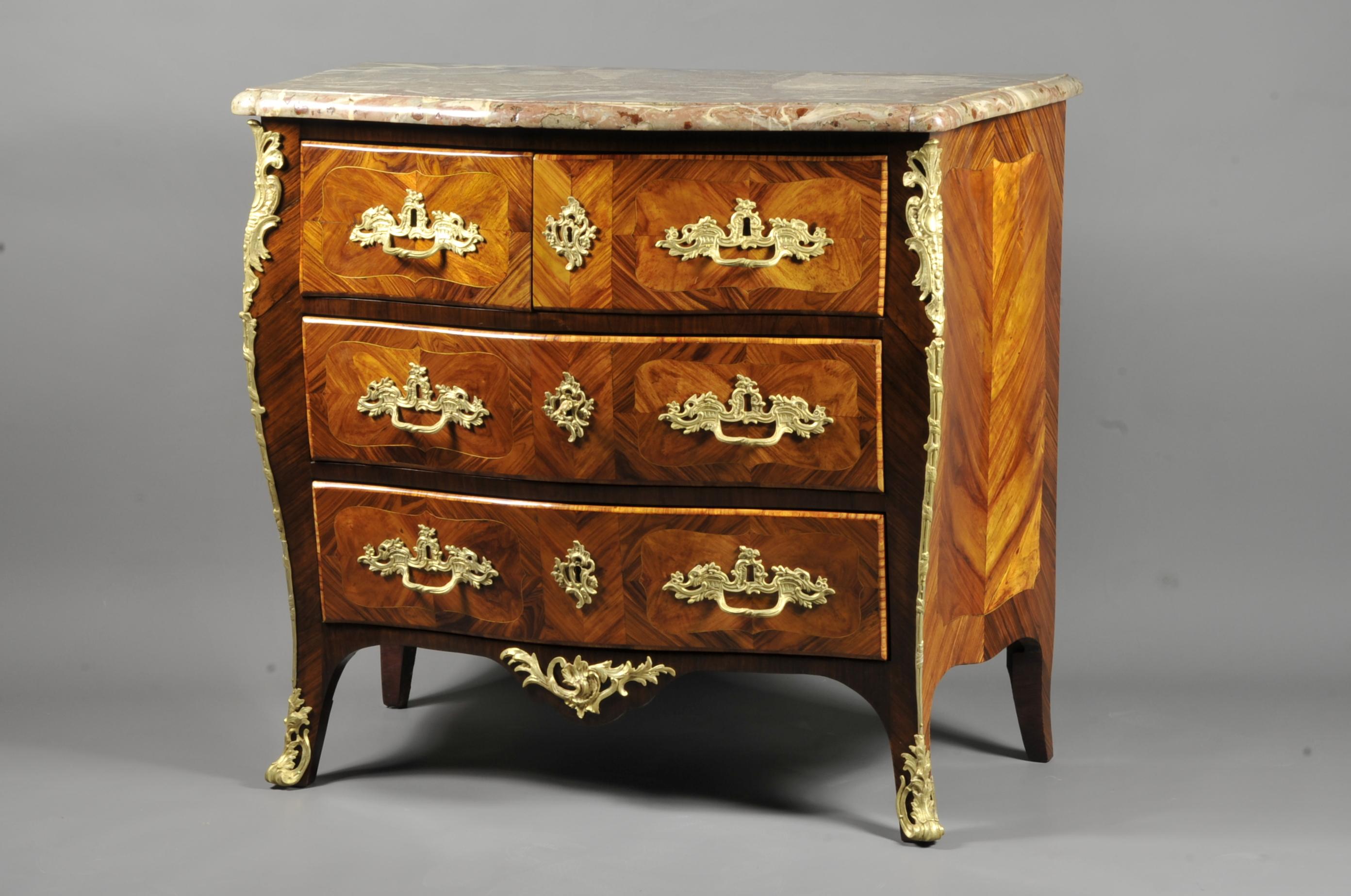 Superb Louis XV chest of drawers with all curved sides, in crimped kingwood marquetry in satin frames underlined by boxwood fillets.

Opening four drawers in three rows.

Beautiful gilt bronze ornamentation.

Molded Belgian Gray Saint Edouard marble