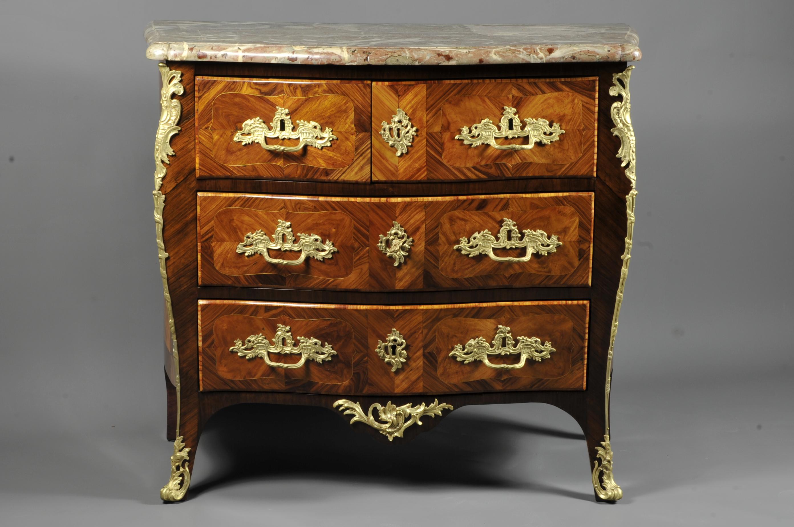  Commode Louis XV Stamped Gosselin In Excellent Condition For Sale In BARSAC, FR