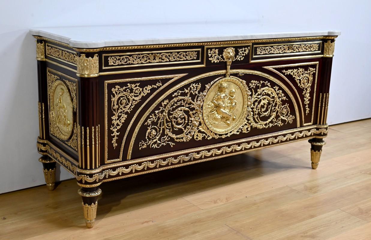 Questa cassettiera da cerimonia si basa su un'opera di ebanisteria di Guillaume Benneman (1750-1811) e Joseph Stöckel (1743-1802).
Questo mobile perfettamente eseguito fu originariamente commissionato da Marie Antoinette ai due ebanisti.
Questa