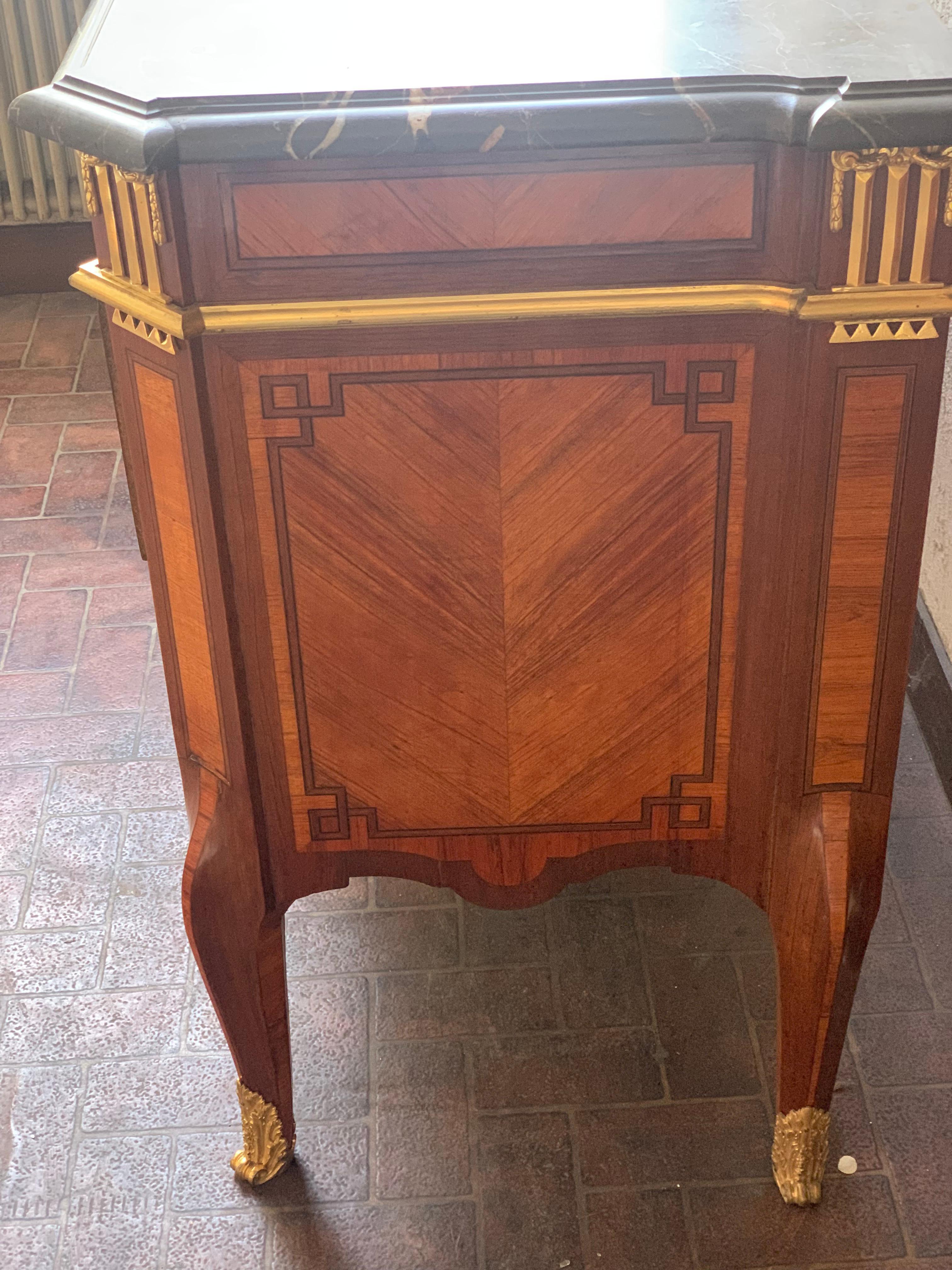 Commode Marquetry and Bronze Transition Louis XV Louis XVI In Good Condition For Sale In Los Angeles, CA