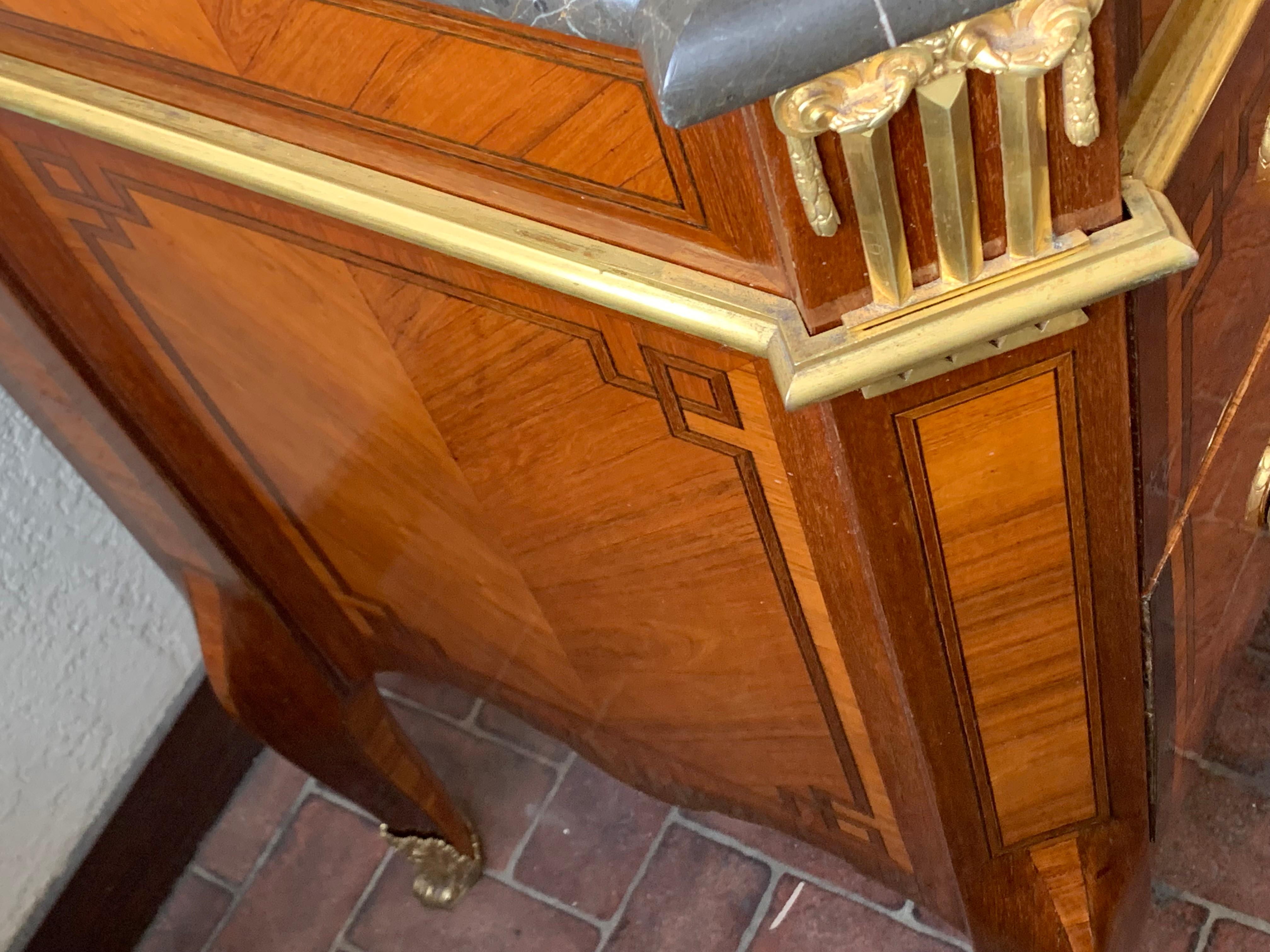 Fine XIX secolo Commode Intarsio e bronzo Transizione Luigi XV Luigi XVI in vendita