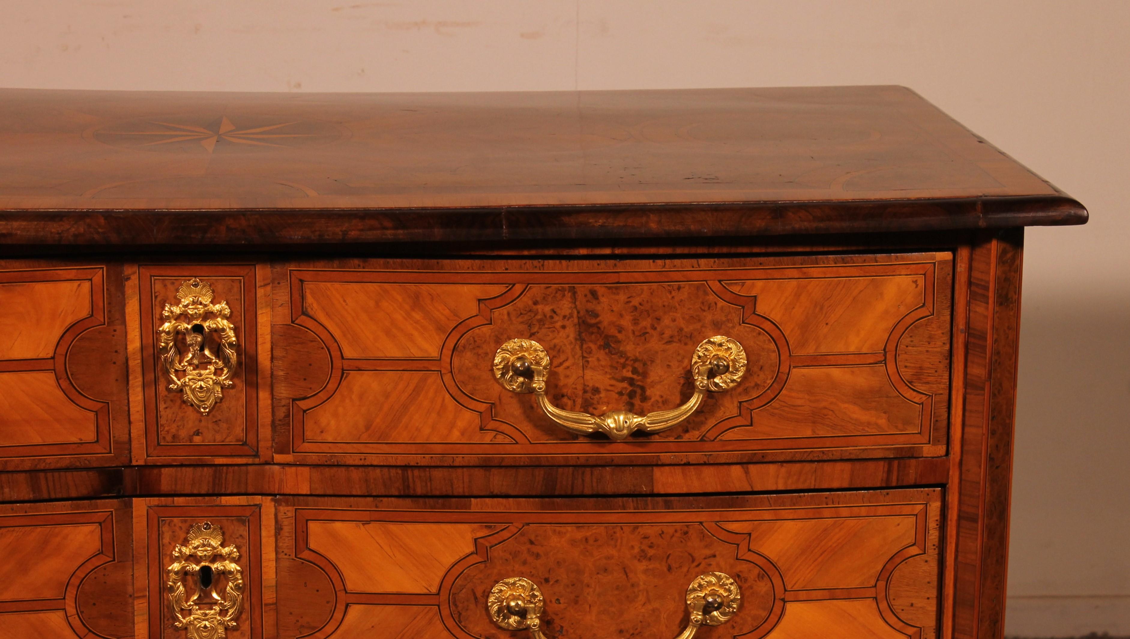 Superb Louis XIV period Mazarine chest of drawers in thuya burl, rosewood, boxwood and walnut veneer
It opens with four drawers on four rows with crosspieces
museum quality piece from the early 18 century

The top is centered with a compass rose in