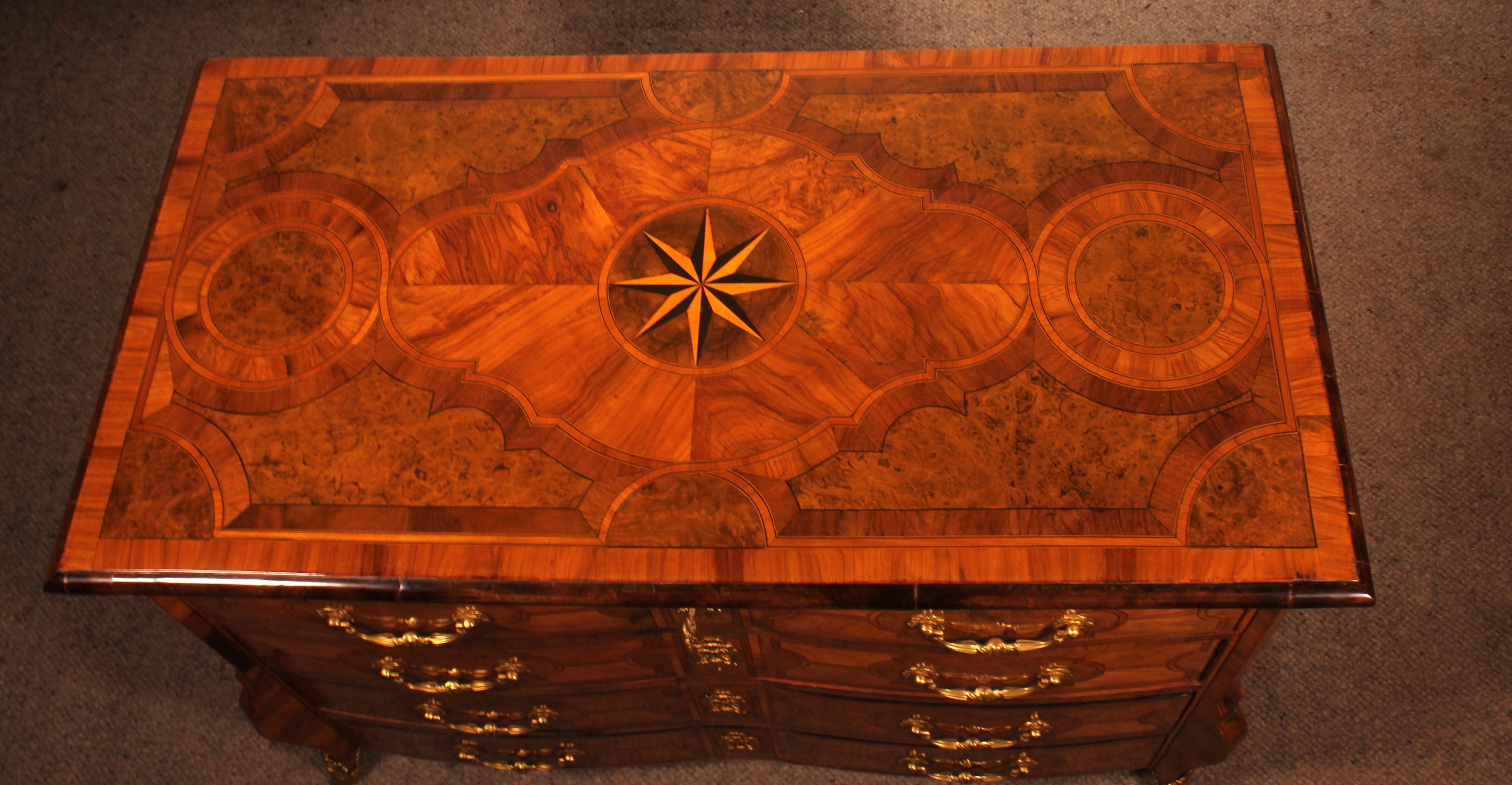 Mazarine Chest Of Drawers / Commode From The Beginning Of The 18th Century In condizioni buone in vendita a Brussels, Brussels