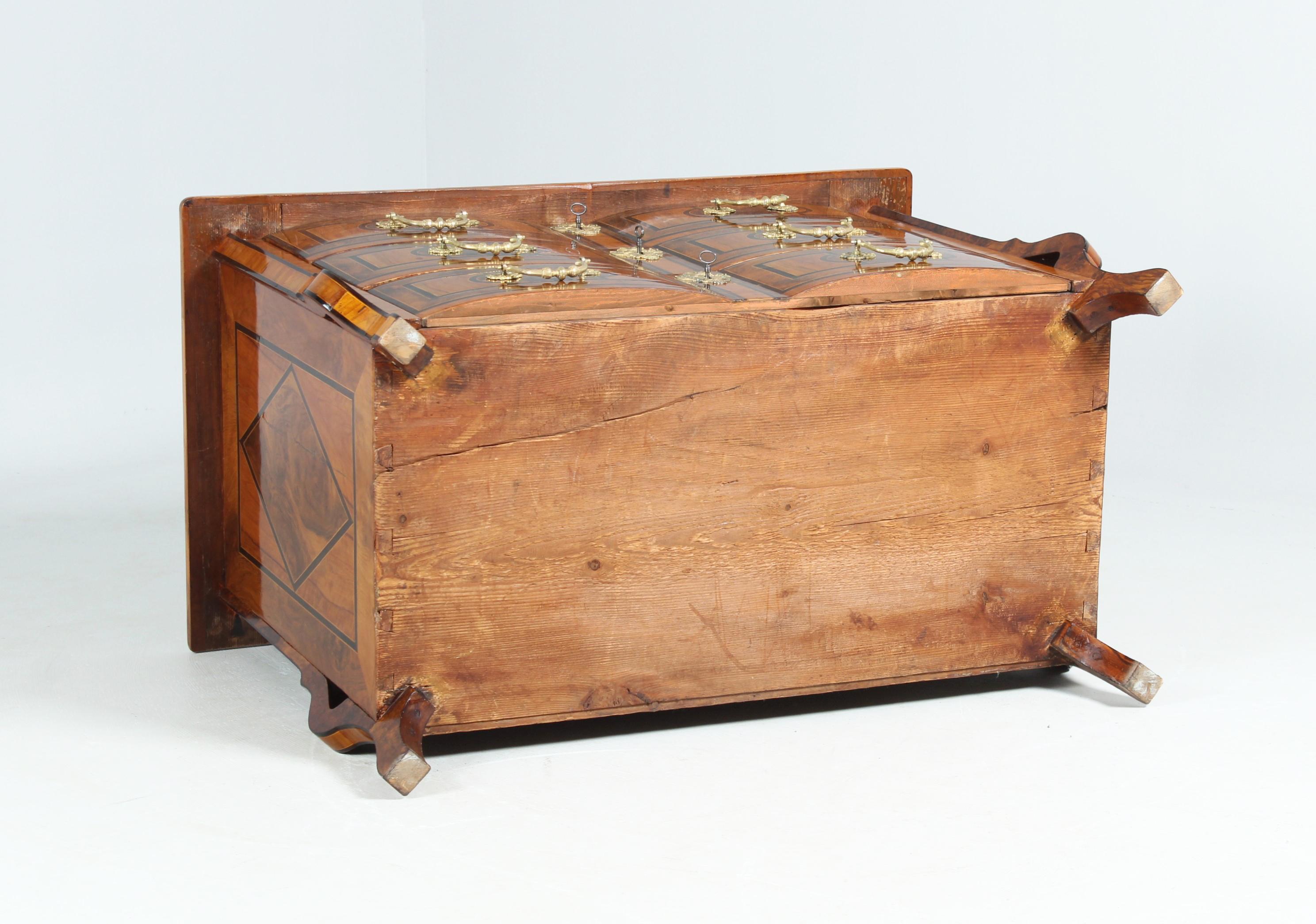 Commode Mazarine, Regence Chest of Drawers, France, Early 18th Century For Sale 8