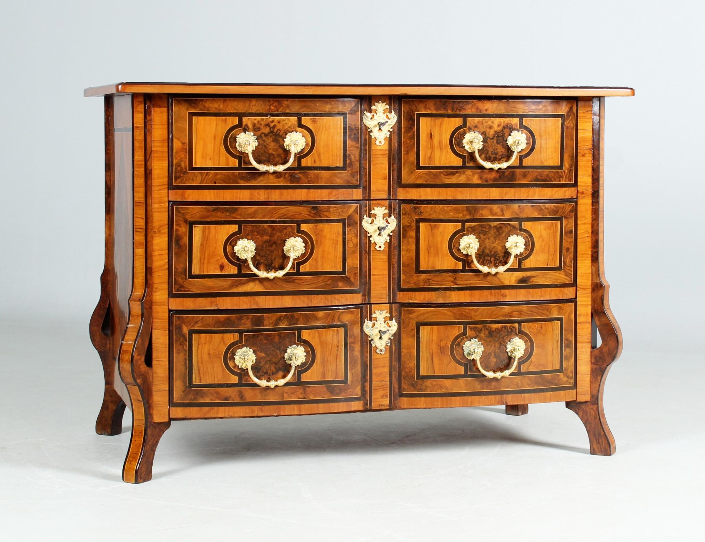 Antique chest of drawers - so-called Commode Mazarine

France
Walnut, burl wood, etc.
First half of 18th century.

Dimensions: H x W x D: 84 x 115 x 66 cm

Description:
French Regence chest of drawers in the typical Mazarine shape.

Three-tiered