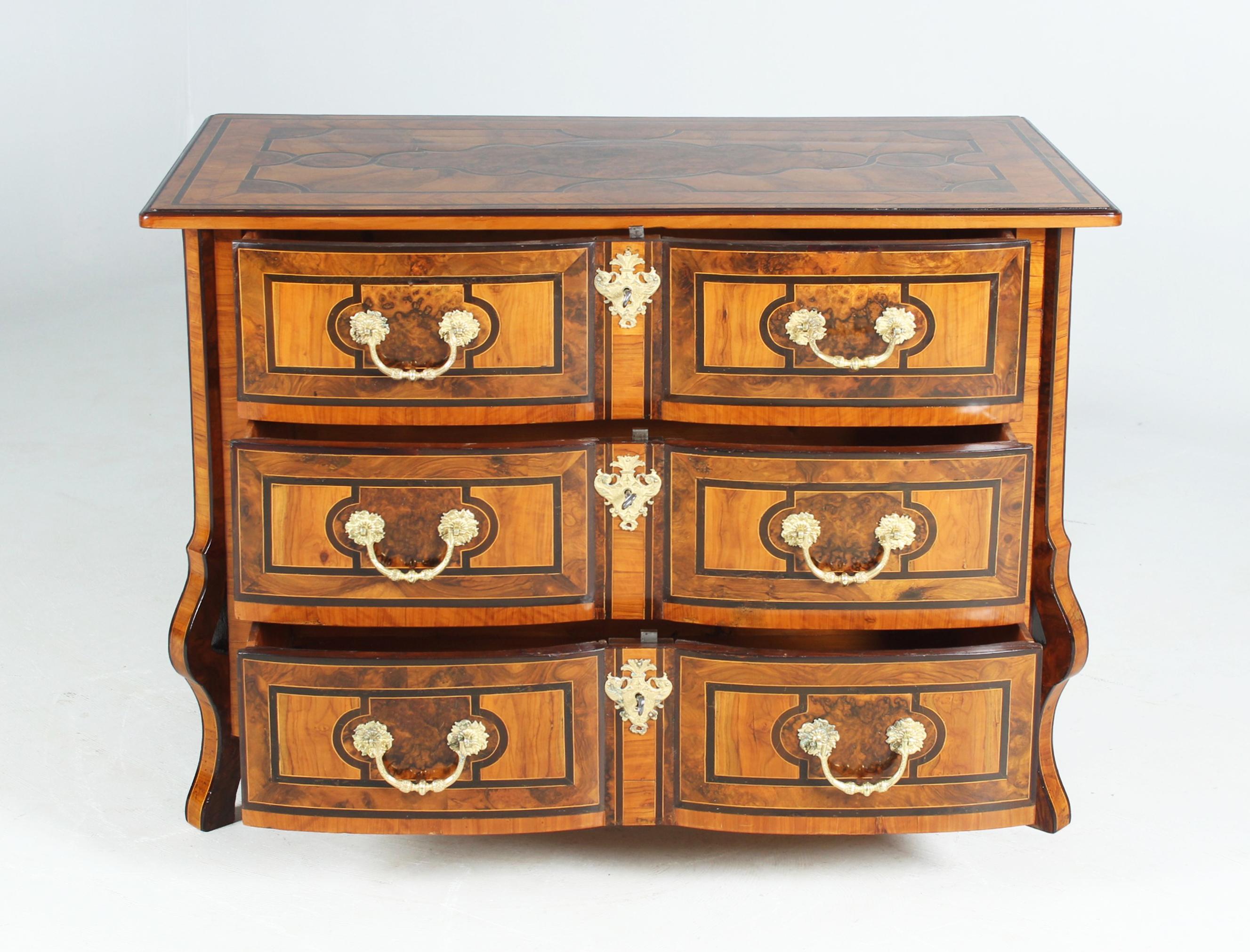 Commode Mazarine, Regence Chest of Drawers, France, Early 18th Century For Sale 2