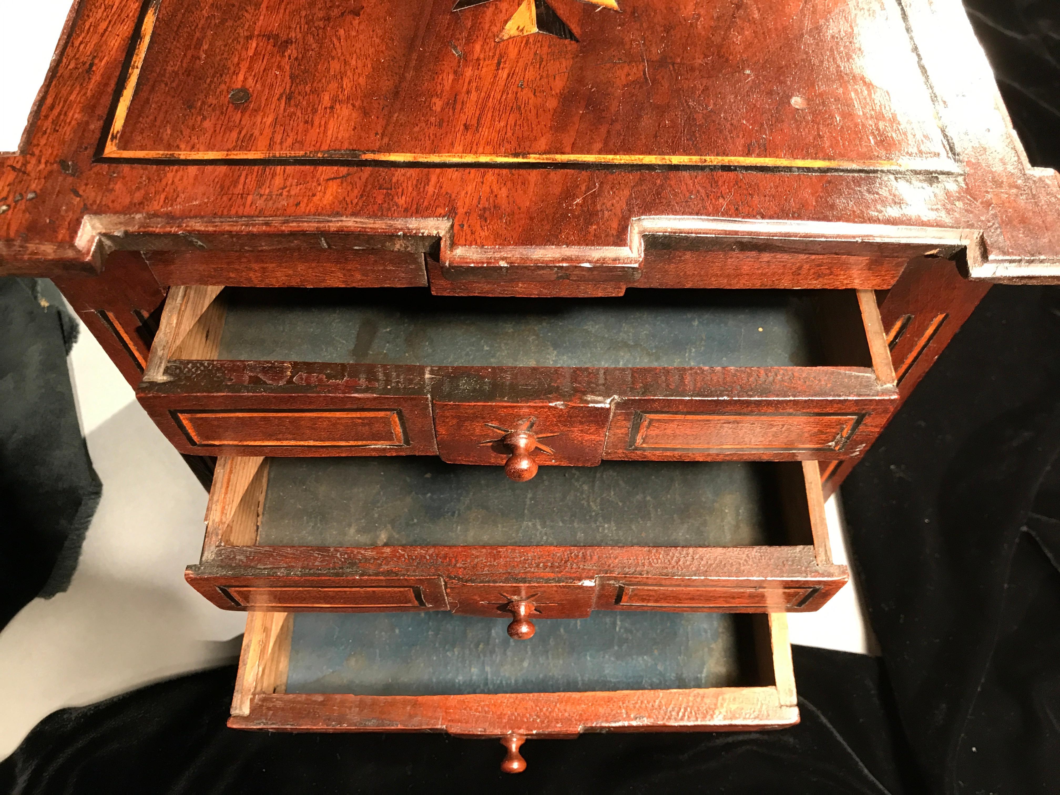 Commode Minature 9 1/2 po. de haut 10 1/2 po. de long Noyer Croix de Malte ébénisée Fruitwoo en vente 6