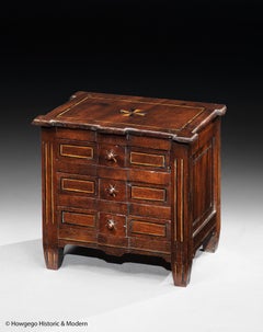 Commode Minature 9 1/2 po. de haut 10 1/2 po. de long Noyer Croix de Malte ébénisée Fruitwoo