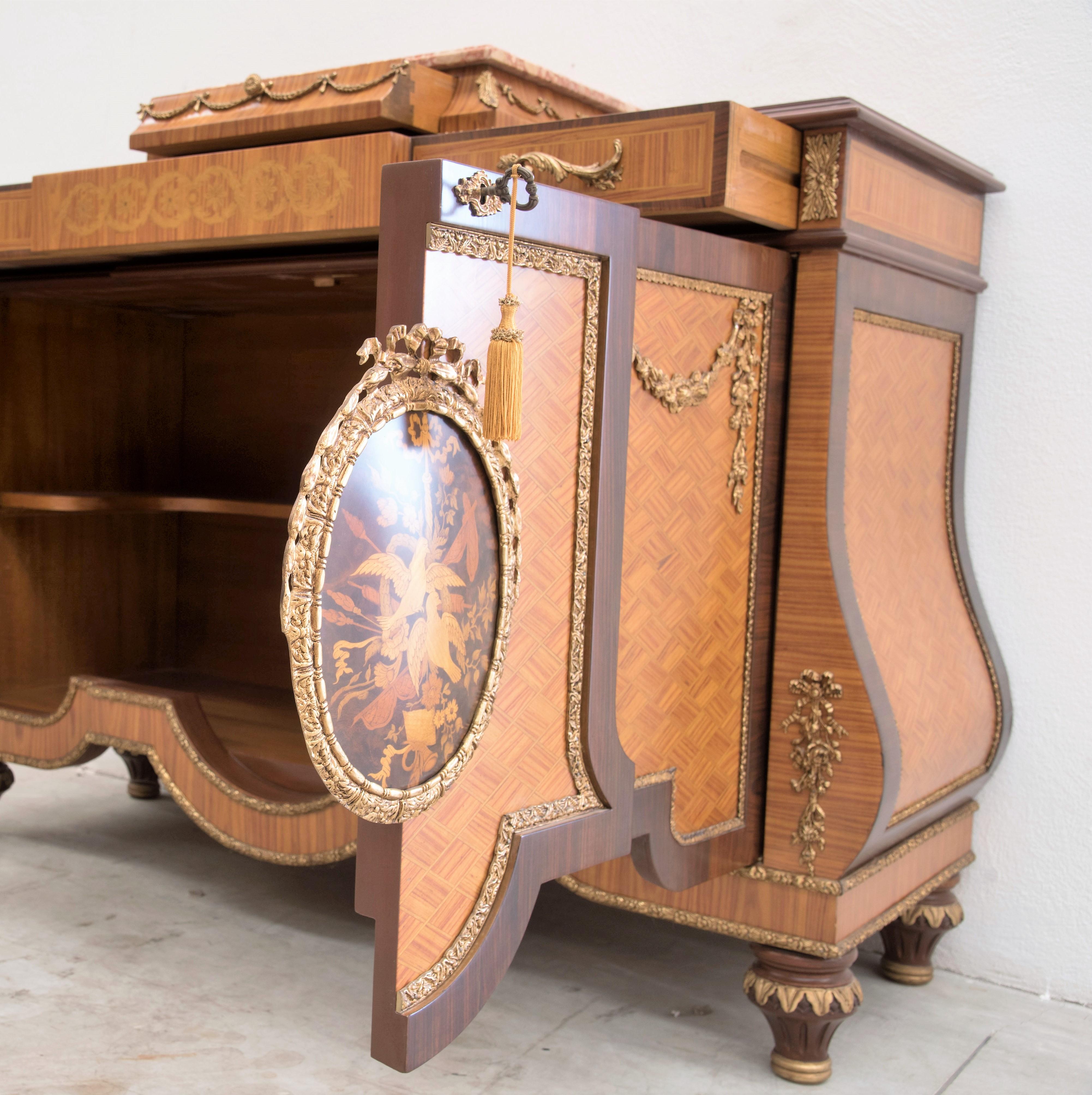 Pariser Kommode mit Edelholzintarsien und Marmorplatte 20. Jahrhundert (Holz) im Angebot
