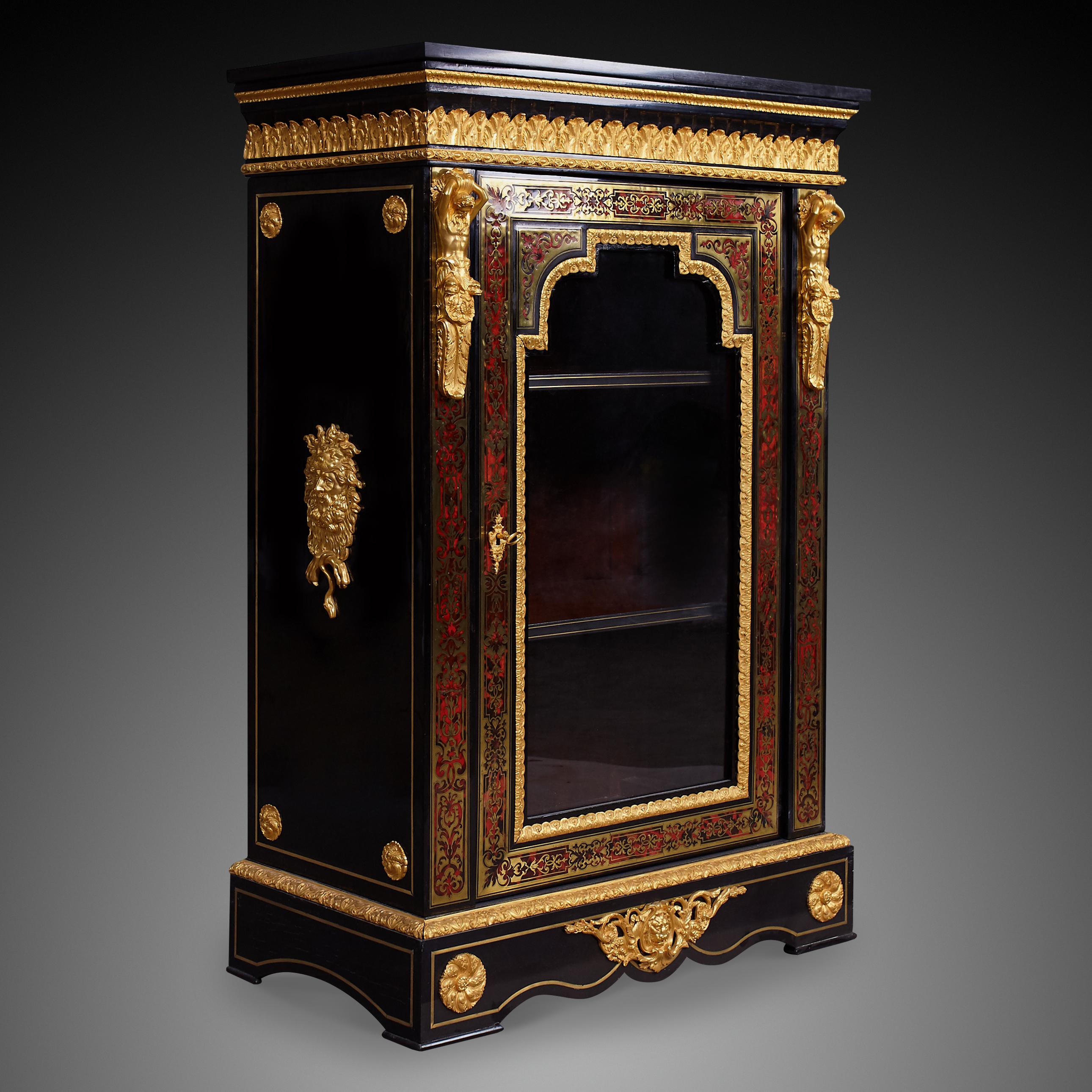 Questo mobile è un eccezionale esempio di artigianato francese del XIX secolo e presenta una raffinata cassettiera rettangolare con una finitura laccata nera e un intricato disegno realizzato con la pregiata tecnica dell'intarsio Boulle.
Intarsio
