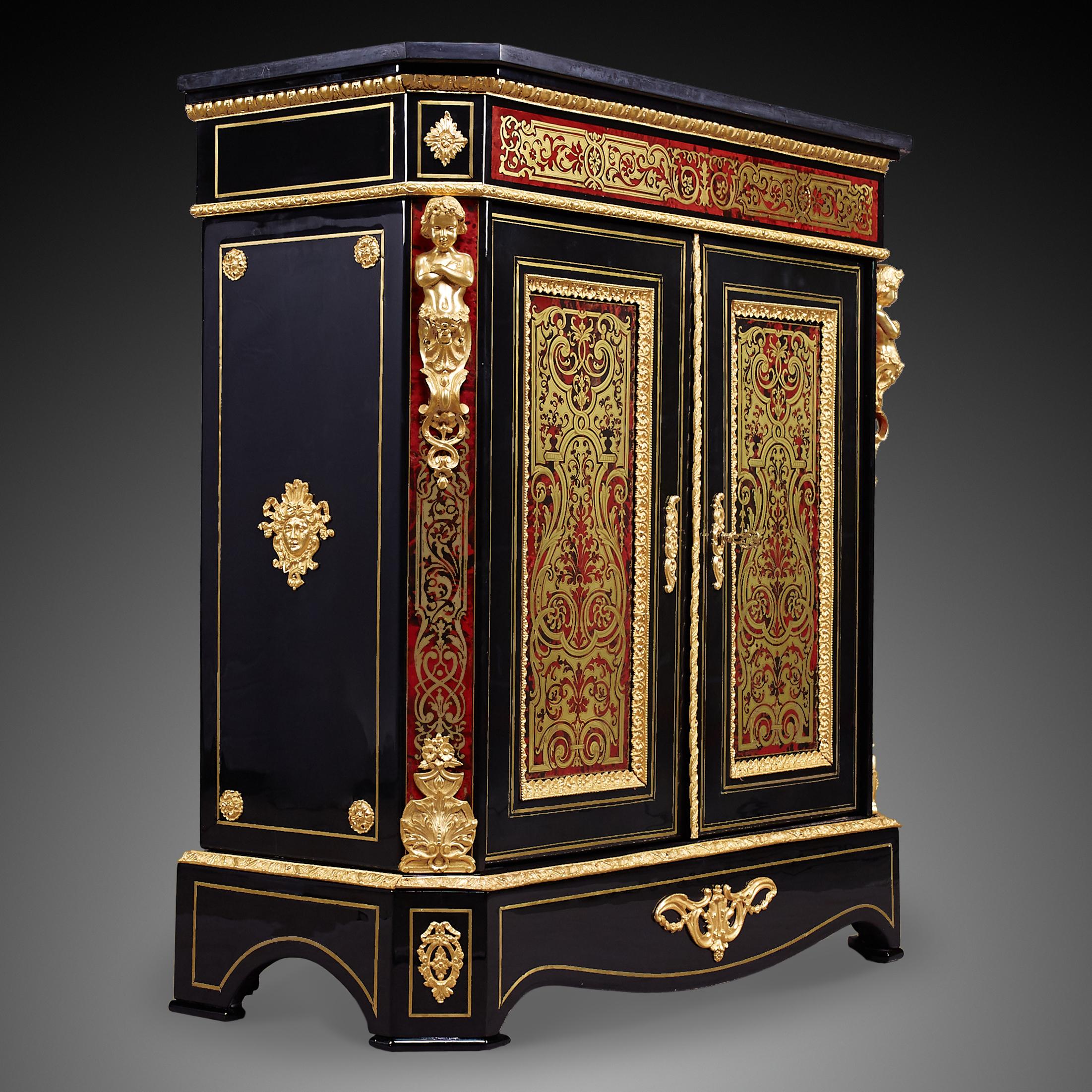 Questa immagine mostra una magnifica commode Boulle del periodo di Napoleone III, risalente alla metà del XIX secolo. Si tratta di un eccezionale esempio di artigianato francese, che si distingue per gli elaborati ornamenti, i materiali di lusso e