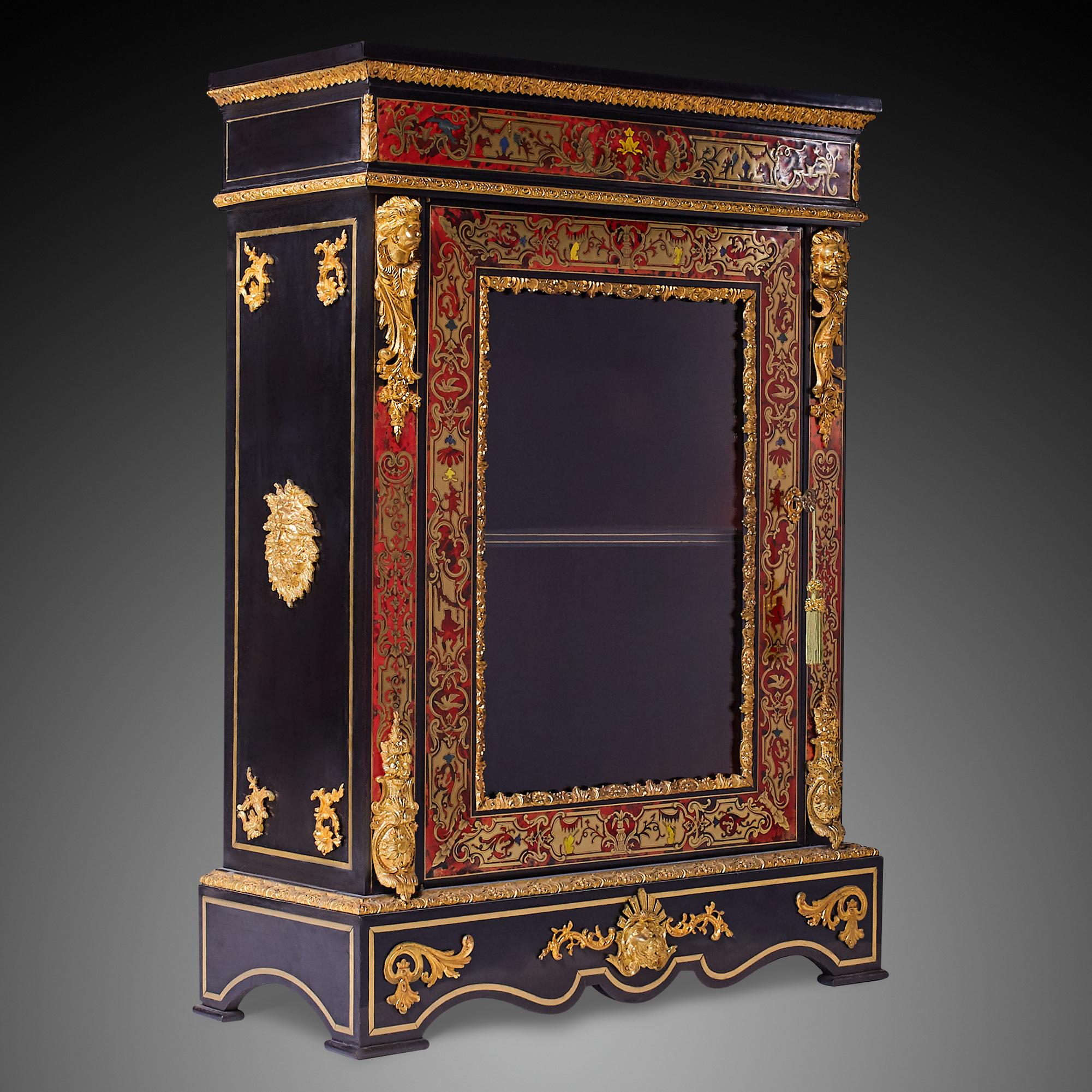 Questo magnifico mobile in stile Boulle risale al periodo di Napoleone III del XIX secolo e mette in mostra la migliore maestria artigianale e il design lussuoso dell'epoca. Il pezzo è impreziosito da un'intricata lavorazione a intarsio nella tipica
