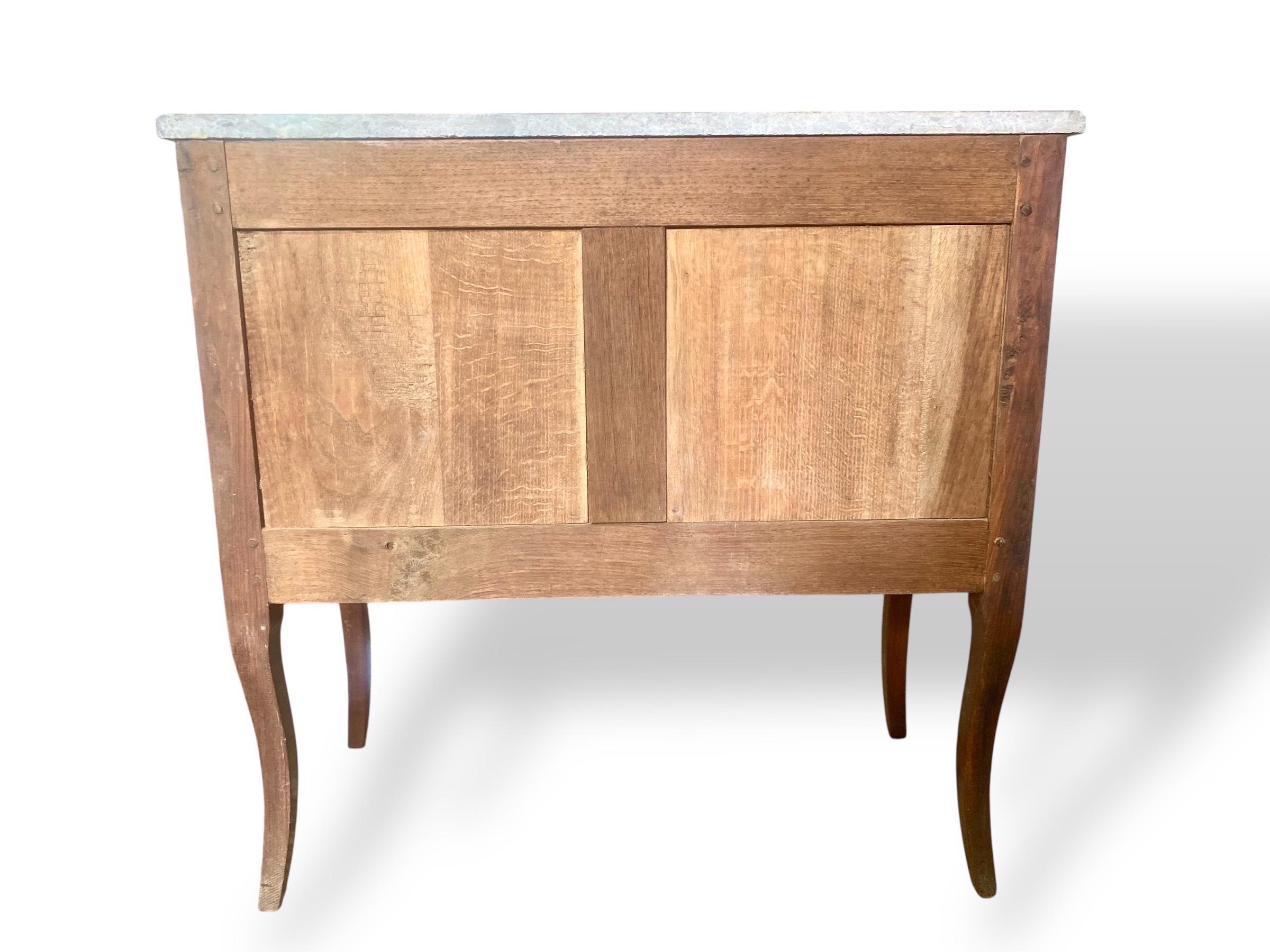 Commode stile Transizione Luigi XV - Luigi XVI - Marmo grigio in vendita 5