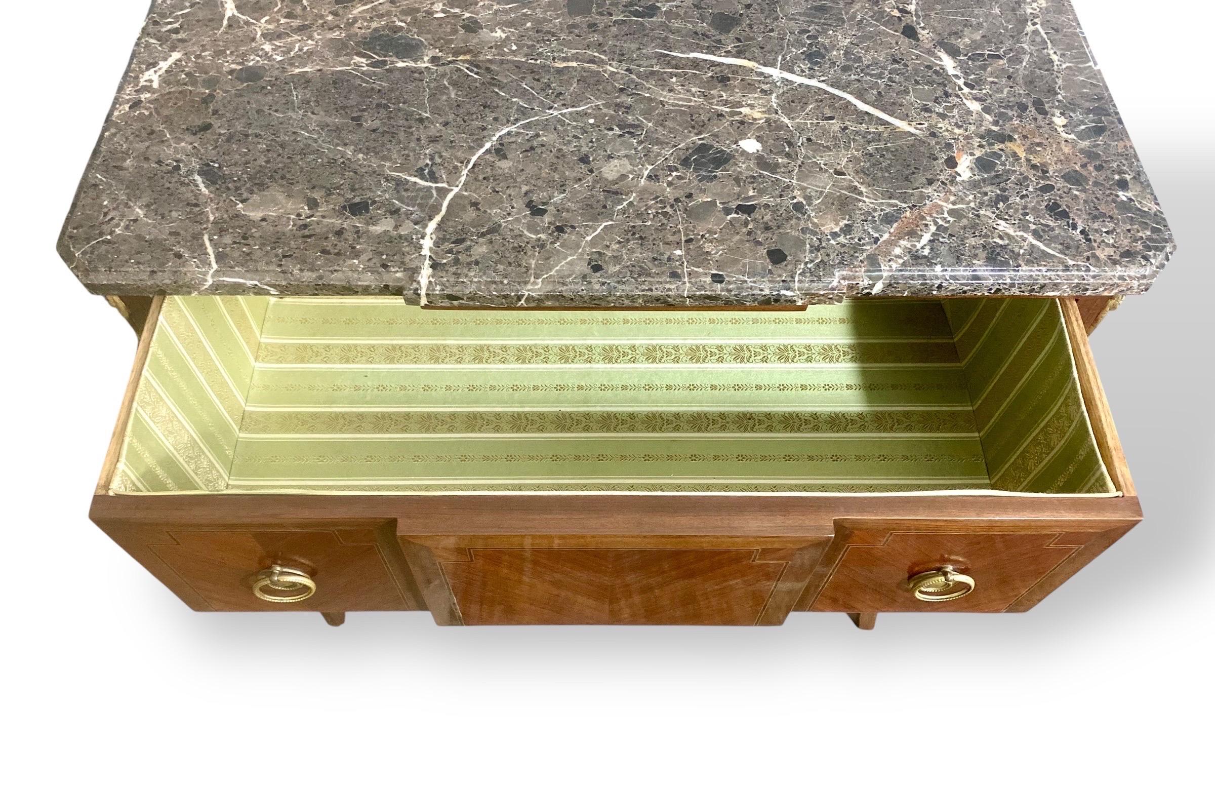 Elegante cassettiera in stile Transition, un periodo cruciale tra Luigi XV e Luigi XVI (circa 1760-1775), caratterizzato da una sottile sintesi di curve rococò e linee geometriche neoclassiche.

La struttura in legno nativo è impiallacciata con