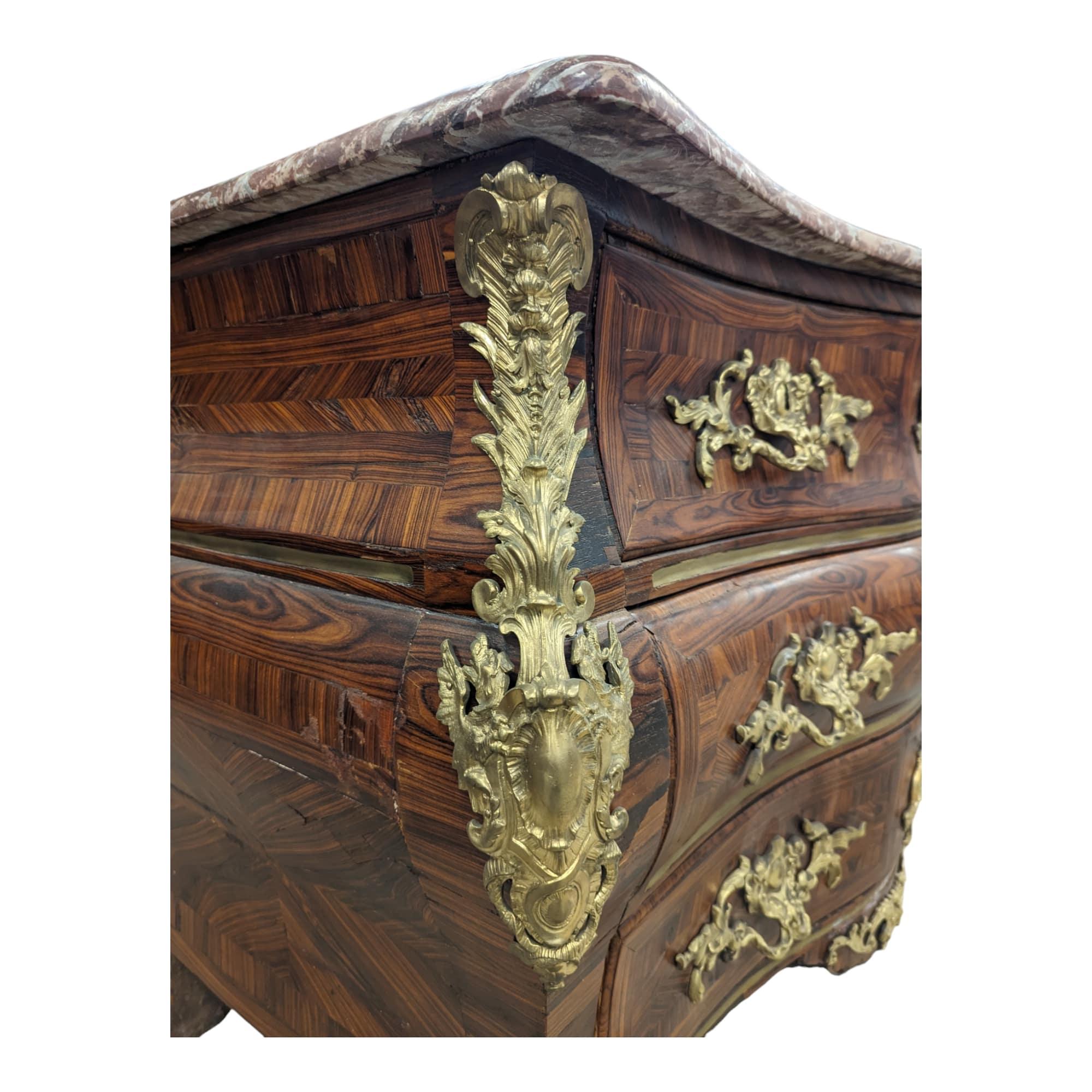 French 18th Century Rosewood Tombeau Chest of drawers  For Sale 6
