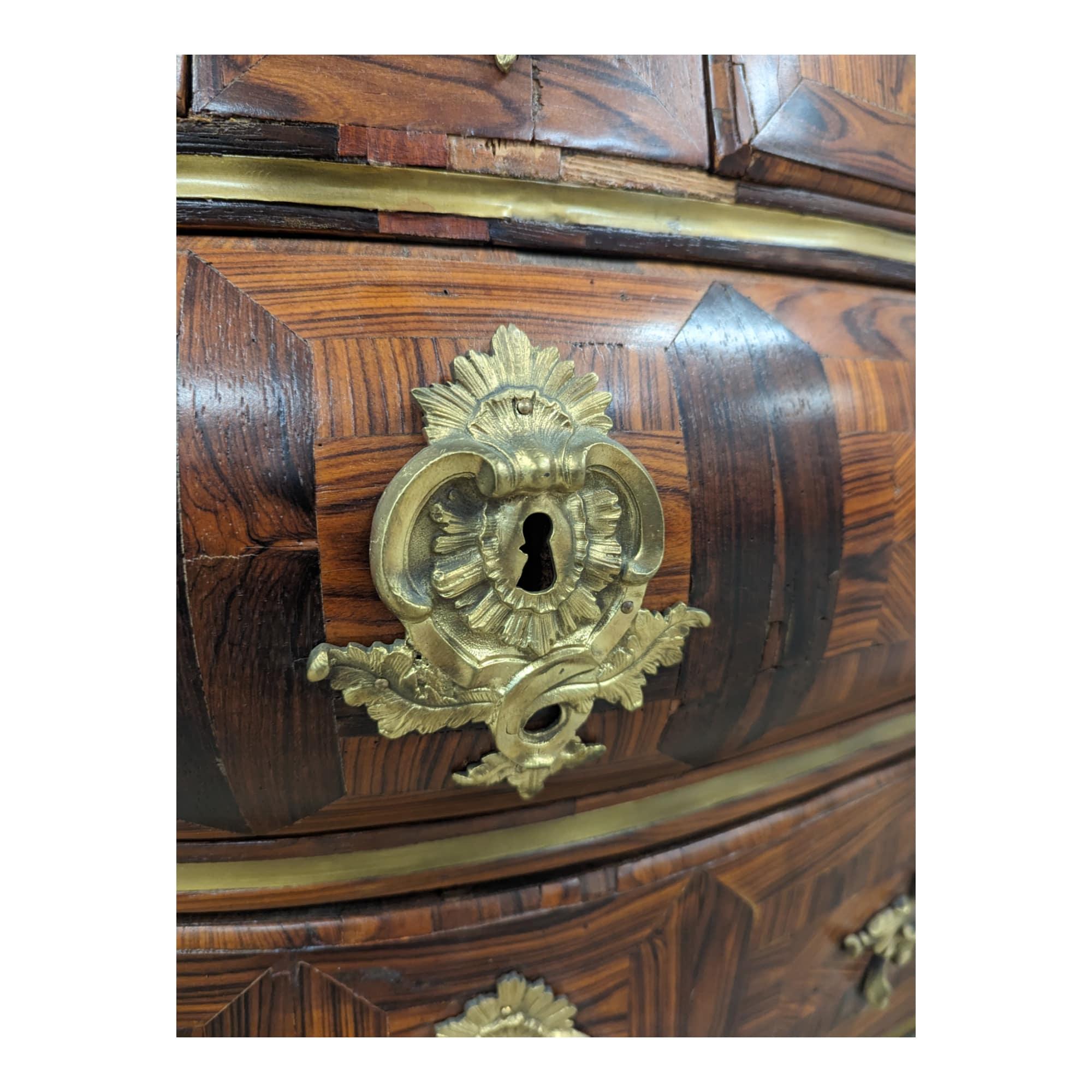 French 18th Century Rosewood Tombeau Chest of drawers  For Sale 10