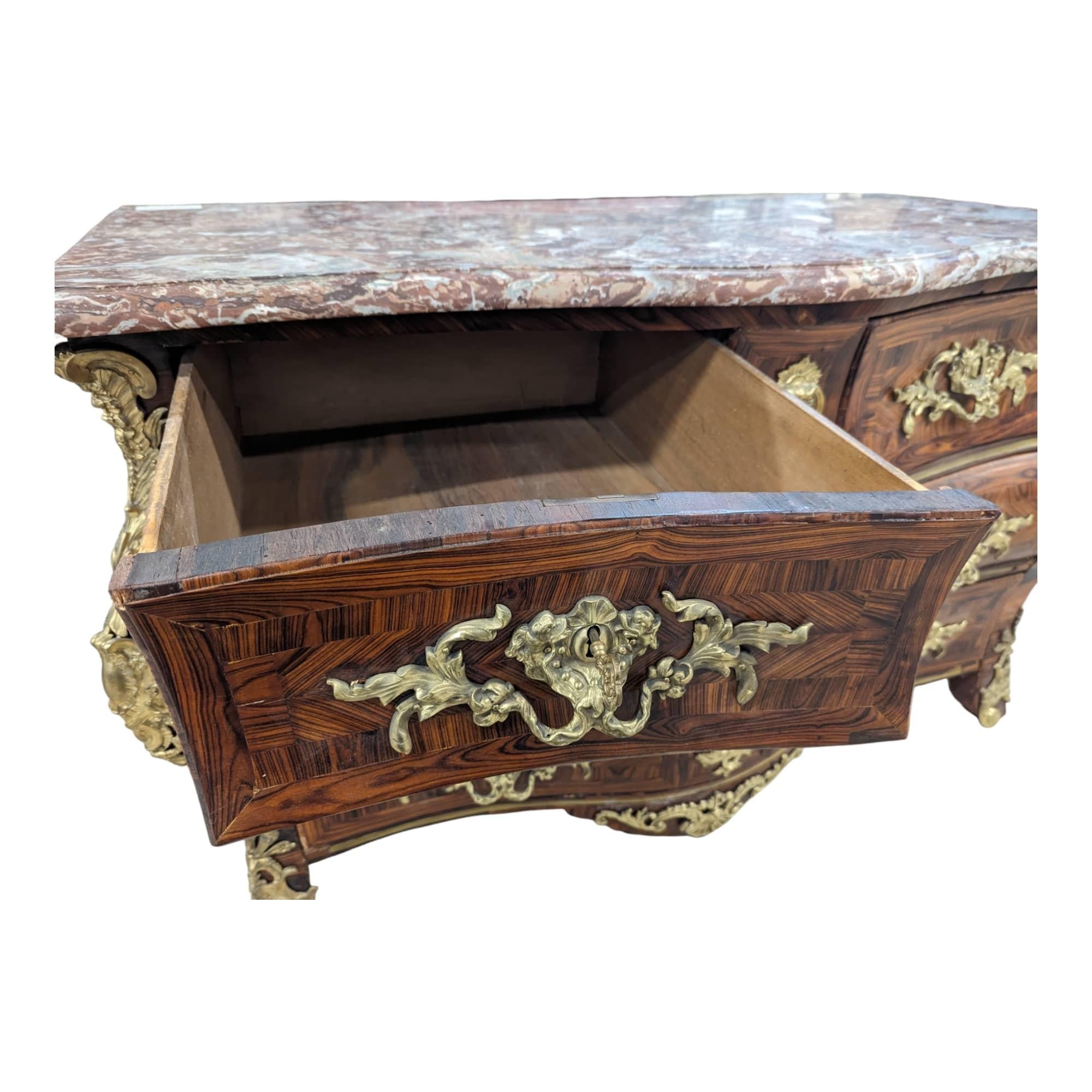 Commode Tombeau en bois de rose du XVIIIe siècle 11