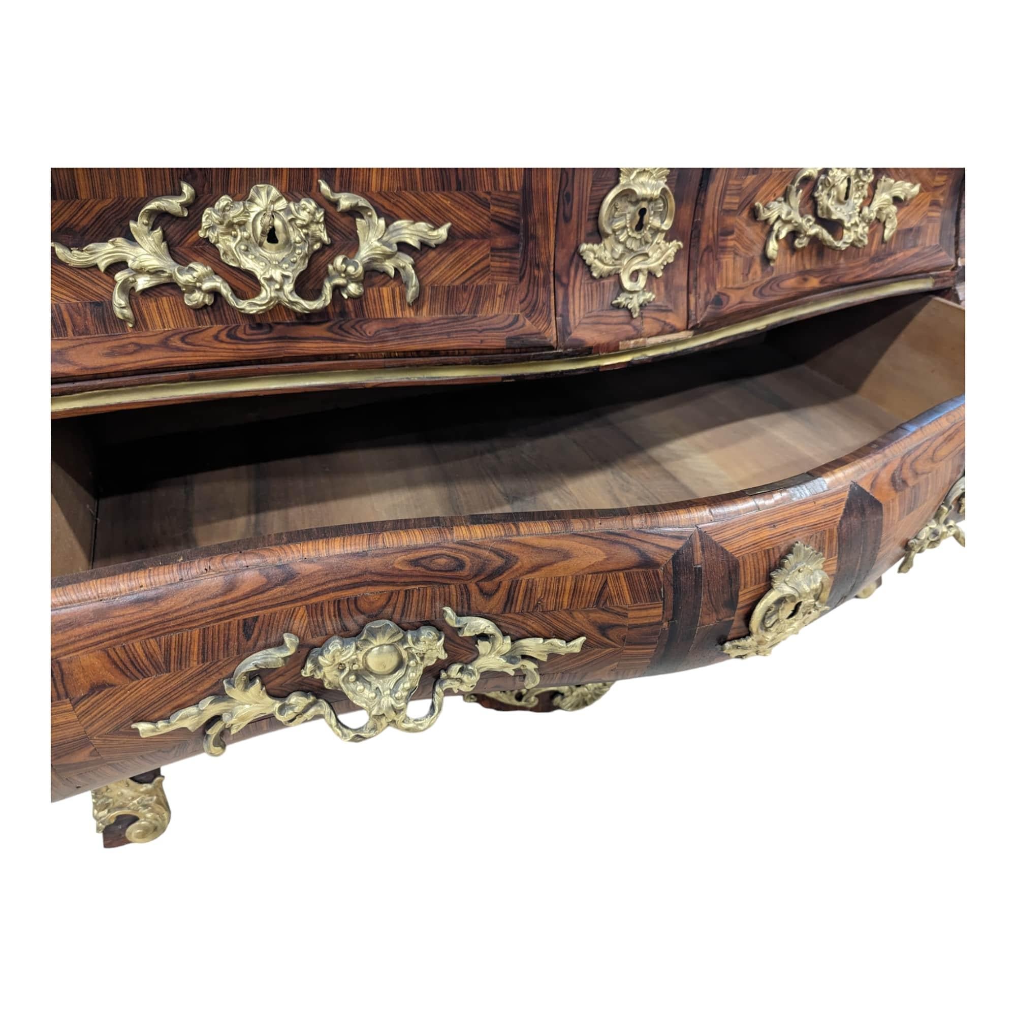 French 18th Century Rosewood Tombeau Chest of drawers  For Sale 12