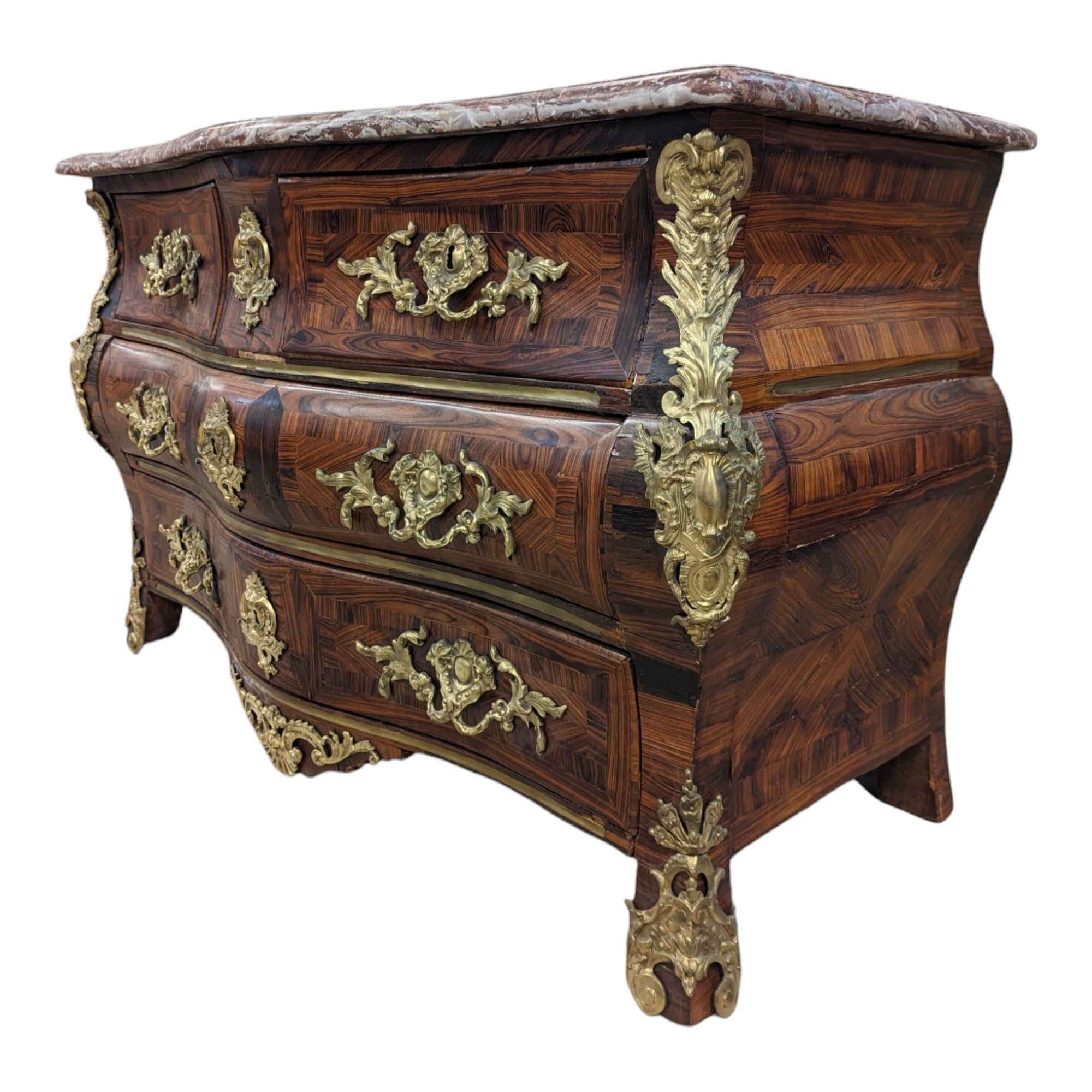 Coming from France. Discover this remarkable chest of drawers, also known as a tomb chest of drawers or Regency chest of drawers, a true gem of the French era of the 18th century. Opening with four drawers in three rows, this piece is a masterpiece