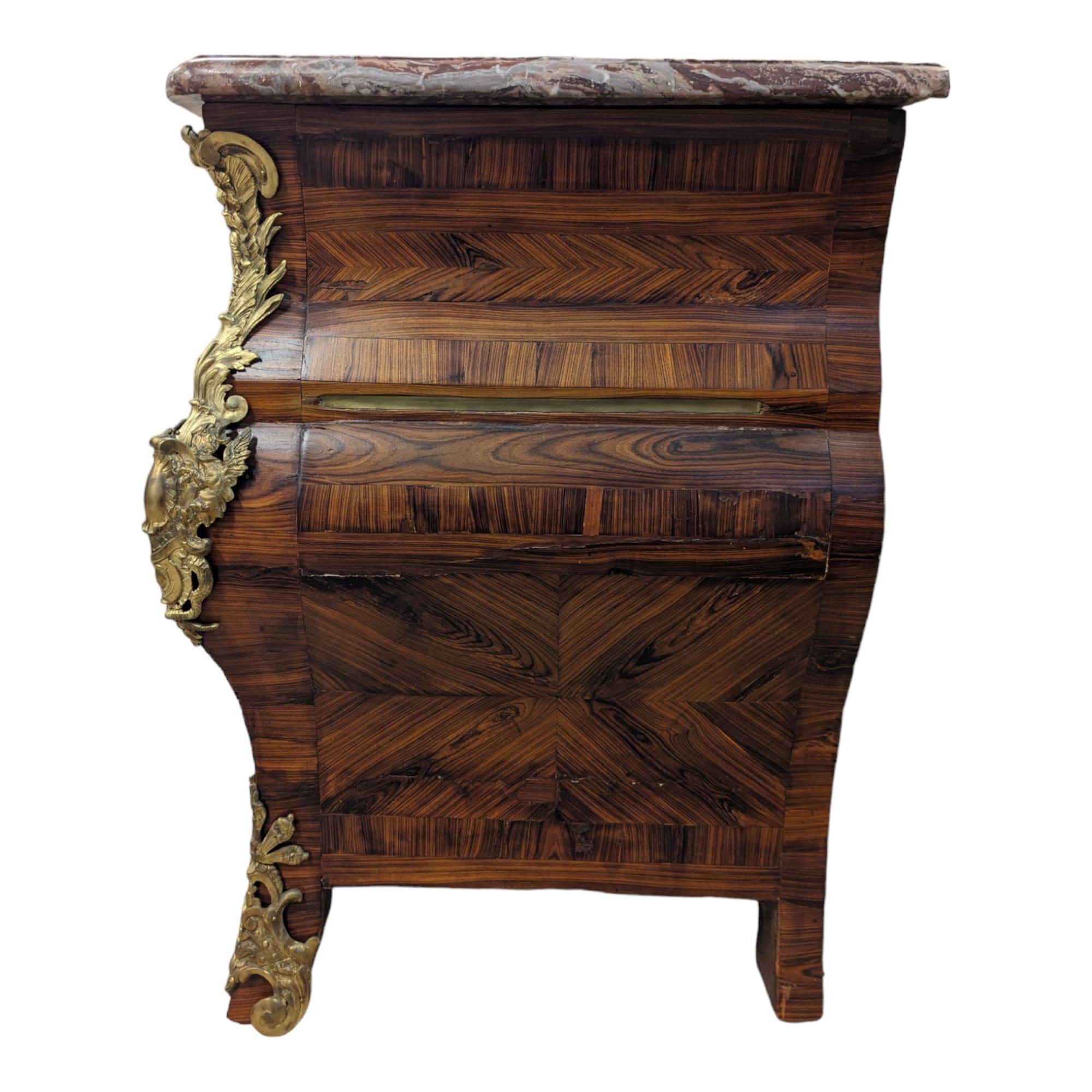 French 18th Century Rosewood Tombeau Chest of drawers  In Good Condition For Sale In CANTELEU, FR