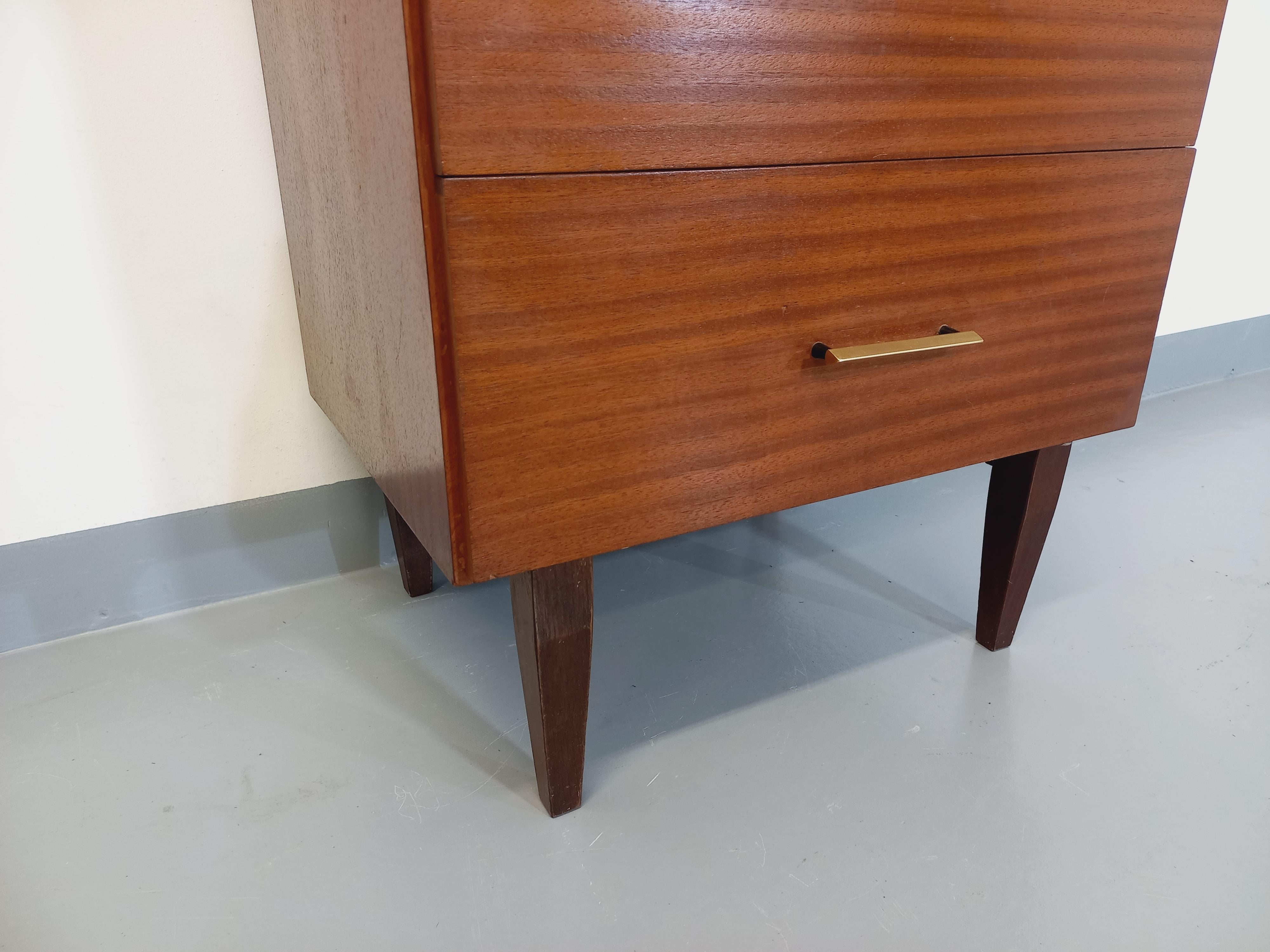 Commode type chiffonnier vintage style scandinave des années 50 60, en bois esprit teck, 4 tiroirs, poignées noires et dorées, pieds compas. Très bon état général avec quelques signes du temps qui passe.
Réf. 230 334
Hauteur : 105 cm
Largeur : 55,5