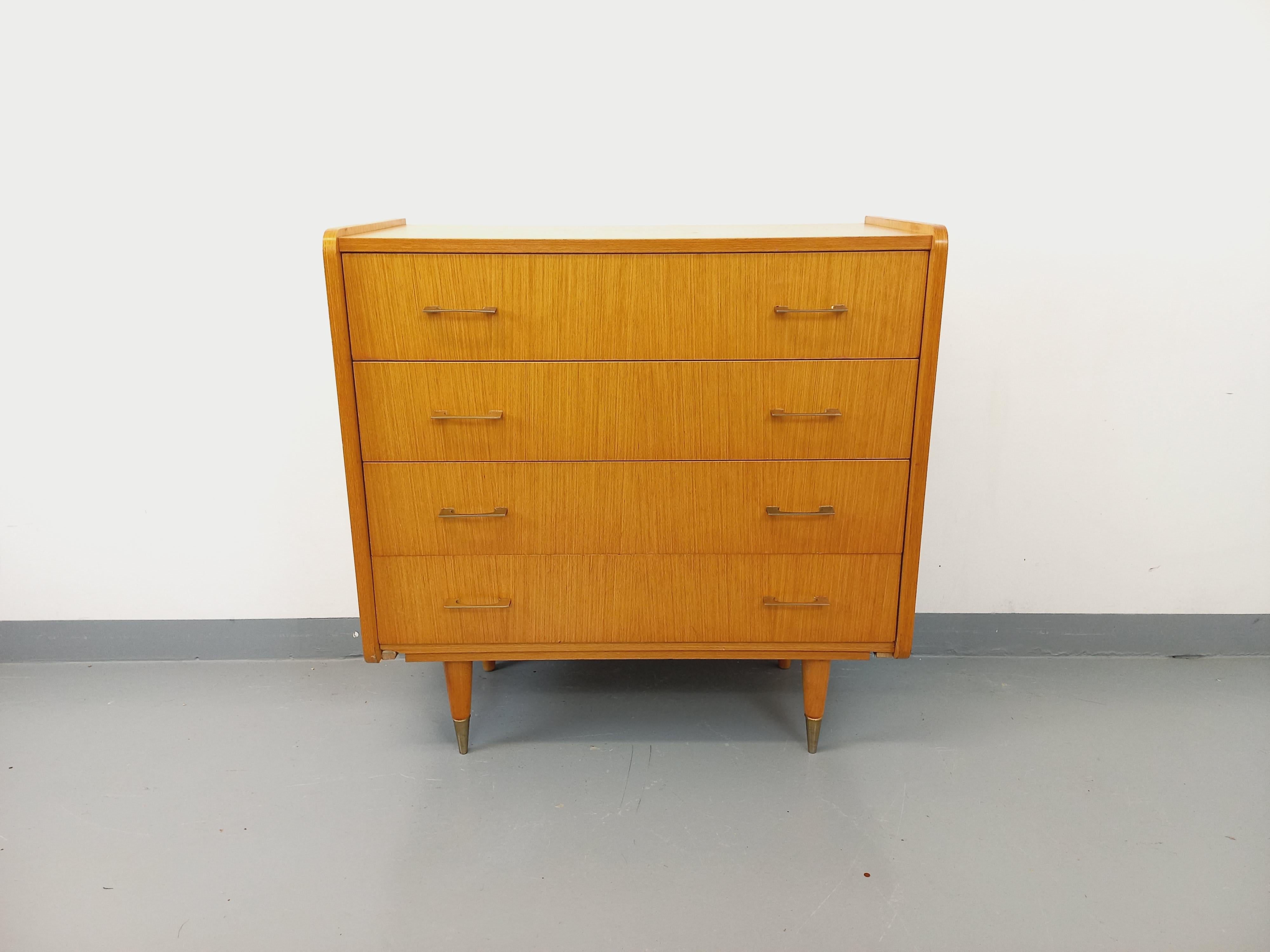 Commode vintage des années 50 60, en bois clair, pieds compas aux embouts dorés, 4 tiroirs avec poignées dorées, bon état général avec des signes du temps qui passe,
Réf 220 810
Hauteur : 91 cm
Largeur : 90 cm
Profondeur : 44 cm

