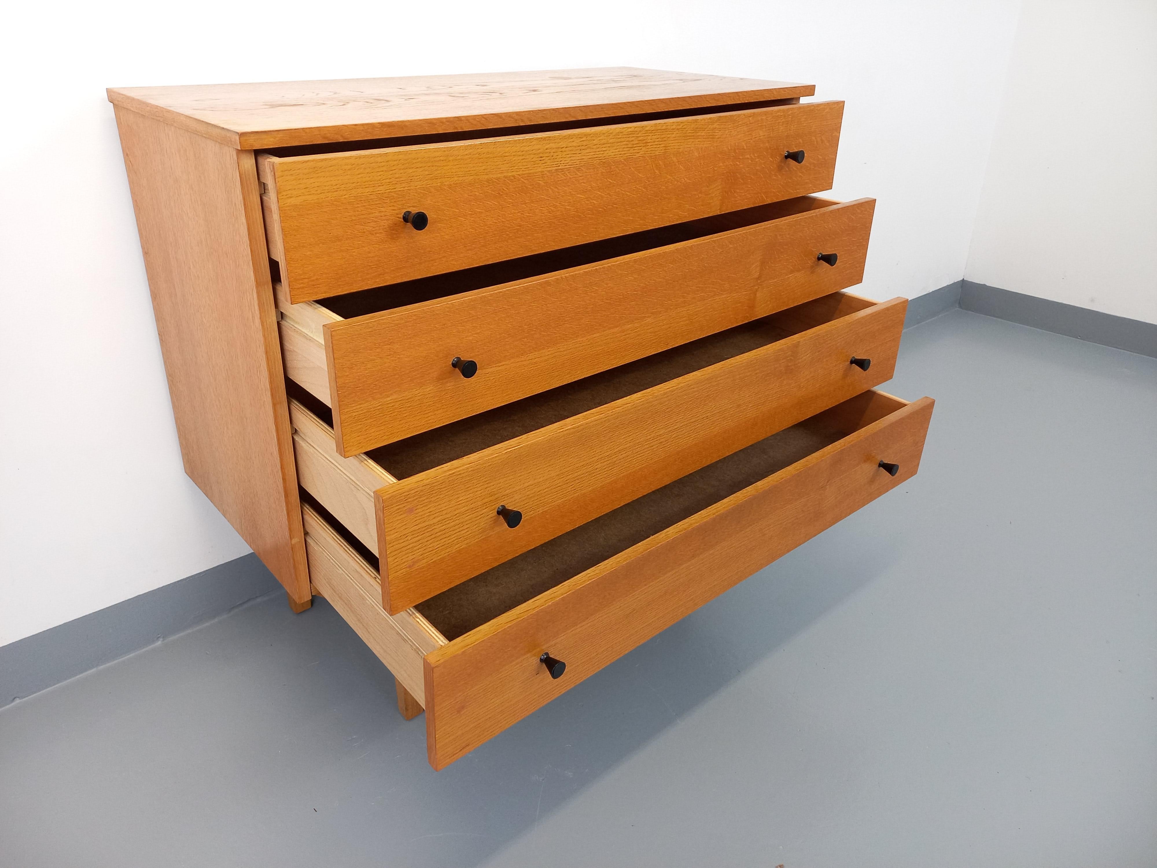 Commode vintage des années 50 60, en bois de chêne clair, 4 tiroirs avec petites poignées noires originales, très bon état général avec seulement quelques retouches sur les 2 tiroirs du bas.
Réf 241 029
Hauteur : 85 cm
Largeur : 91 cm
Profondeur :