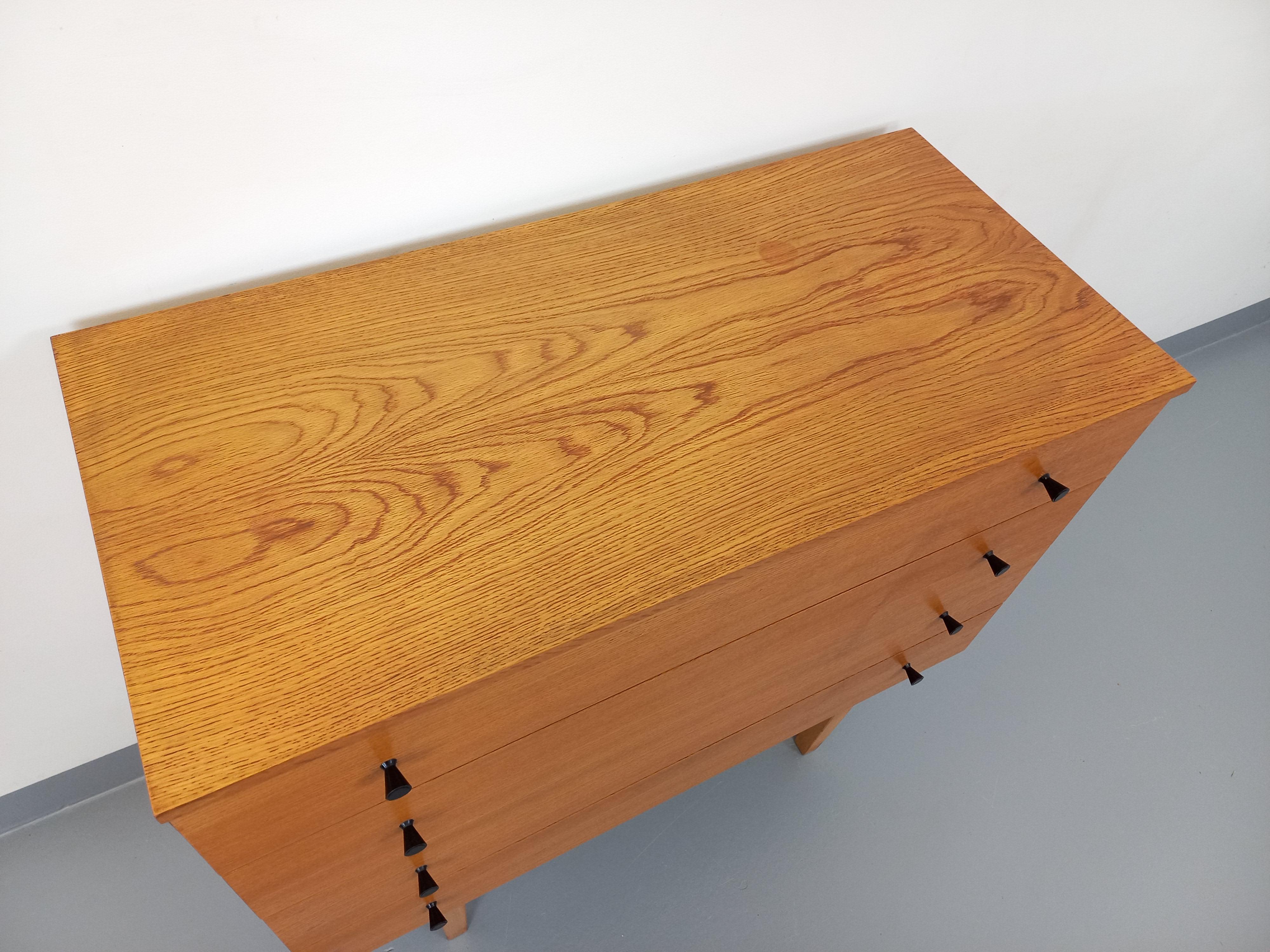 Commode vintage en bois des années 50 60 Bon état à BESANÇON, FR