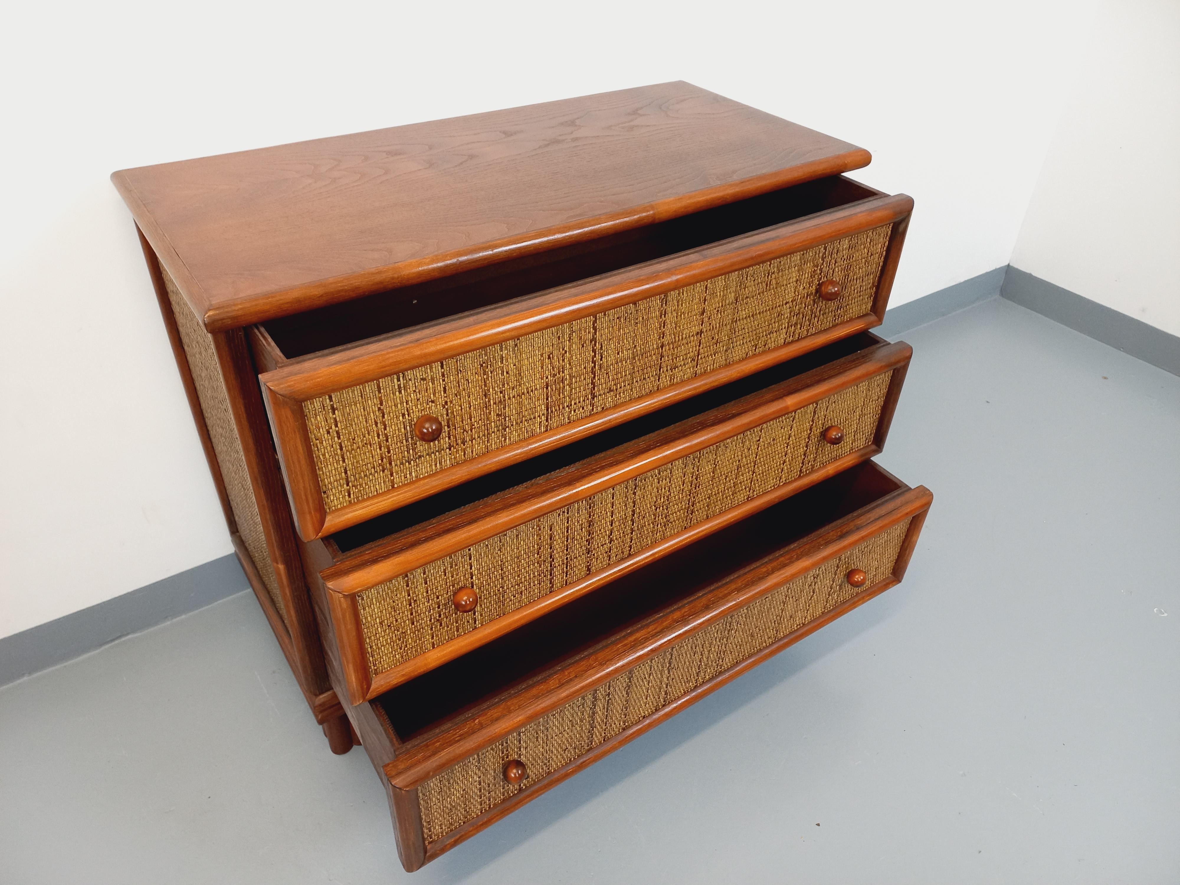 Commode vintage en bois et rotin tressé des années 70 3