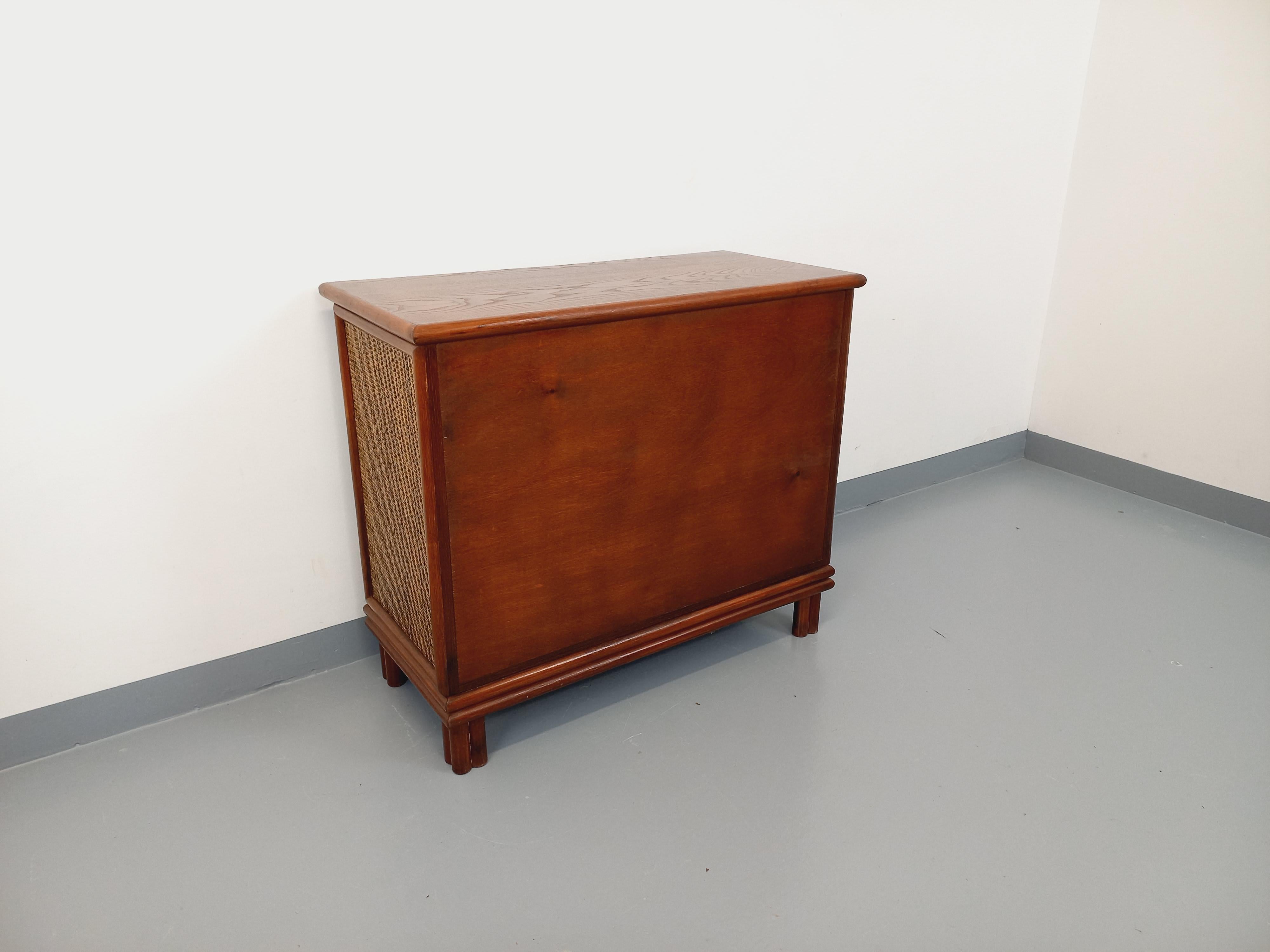 Commode vintage en bois et rotin tressé des années 70 4