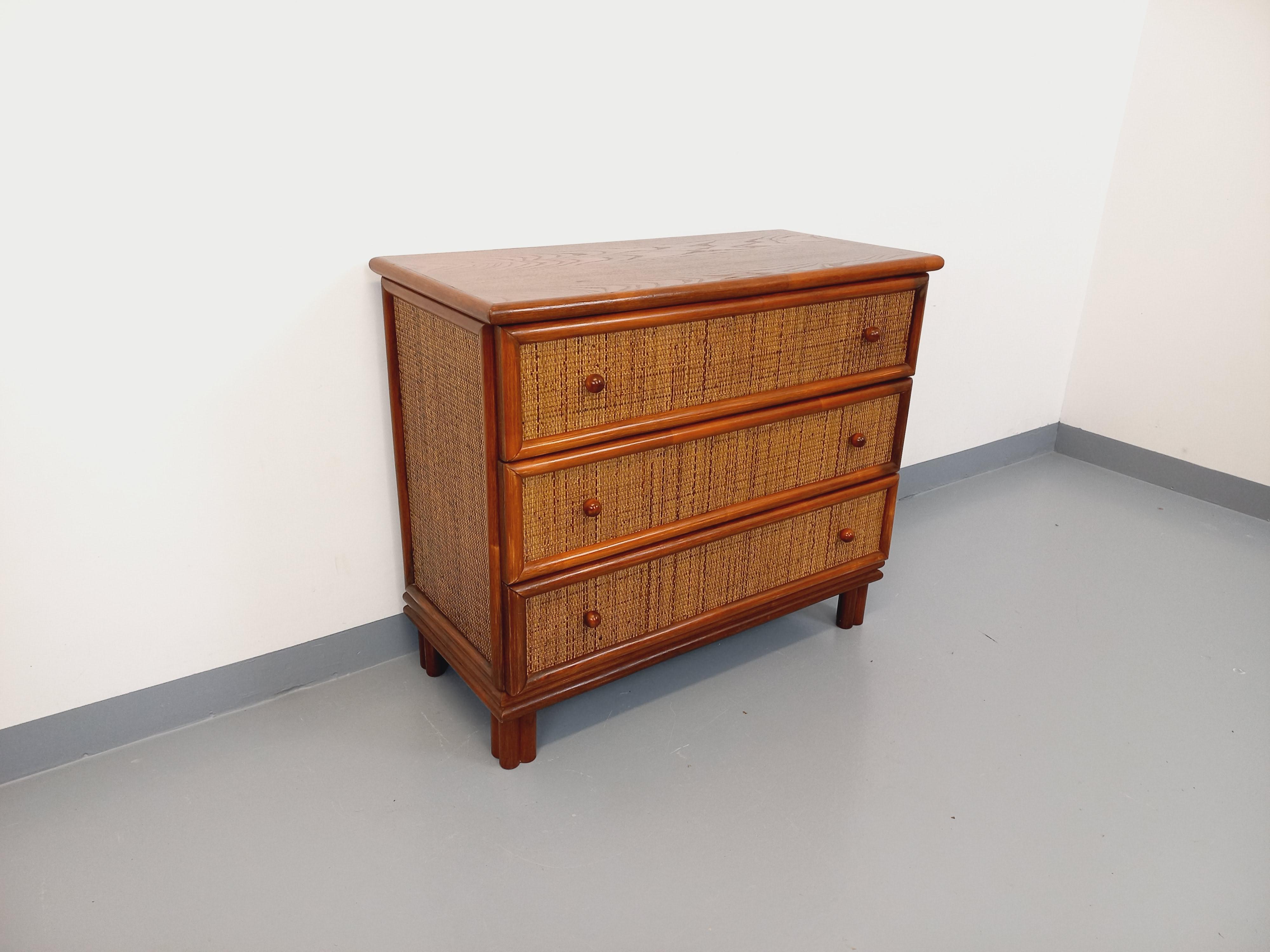 Commode vintage en bois et rotin tressé des années 70 6