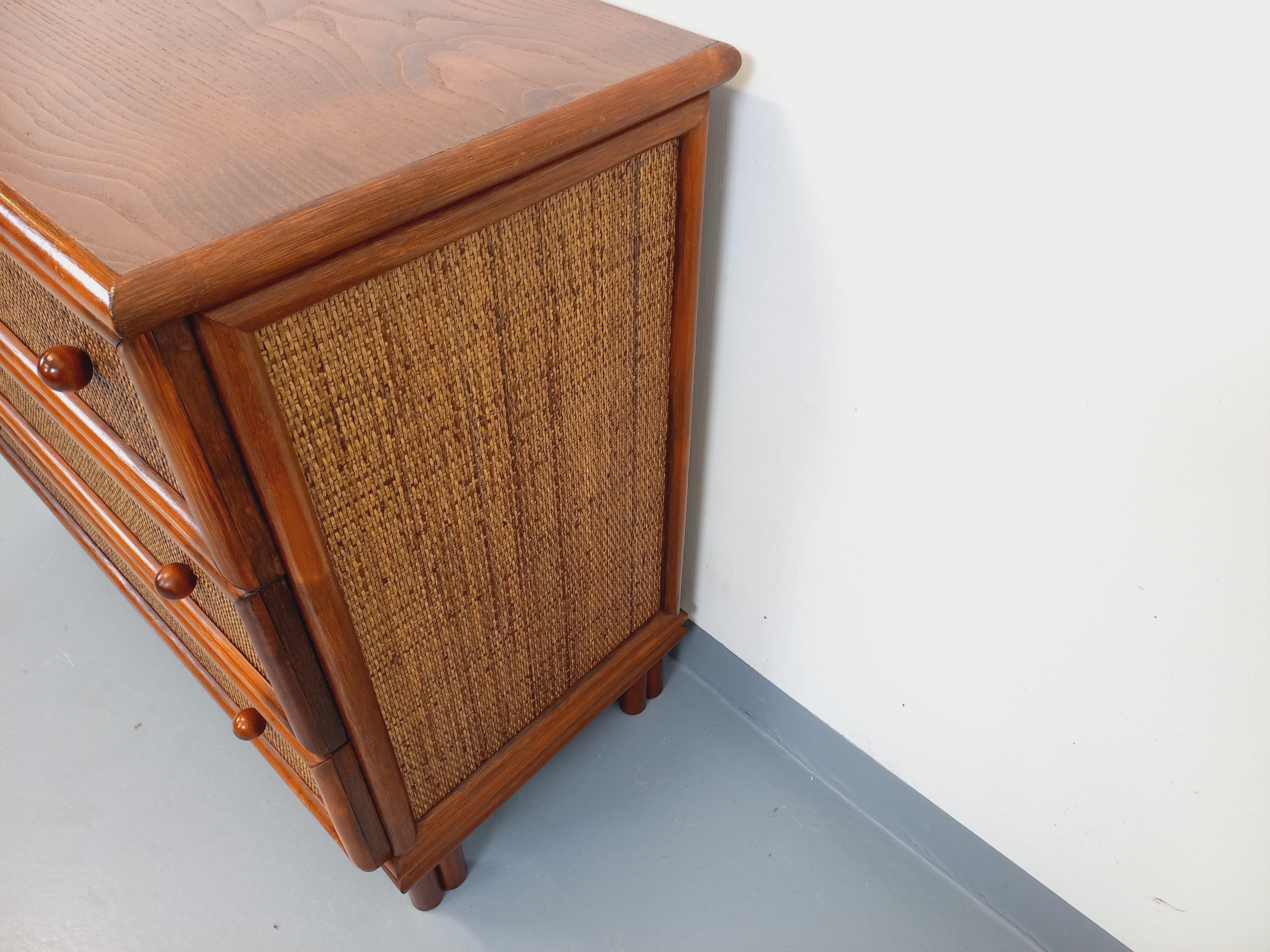 Commode vintage en bois et rotin tressé des années 70 8