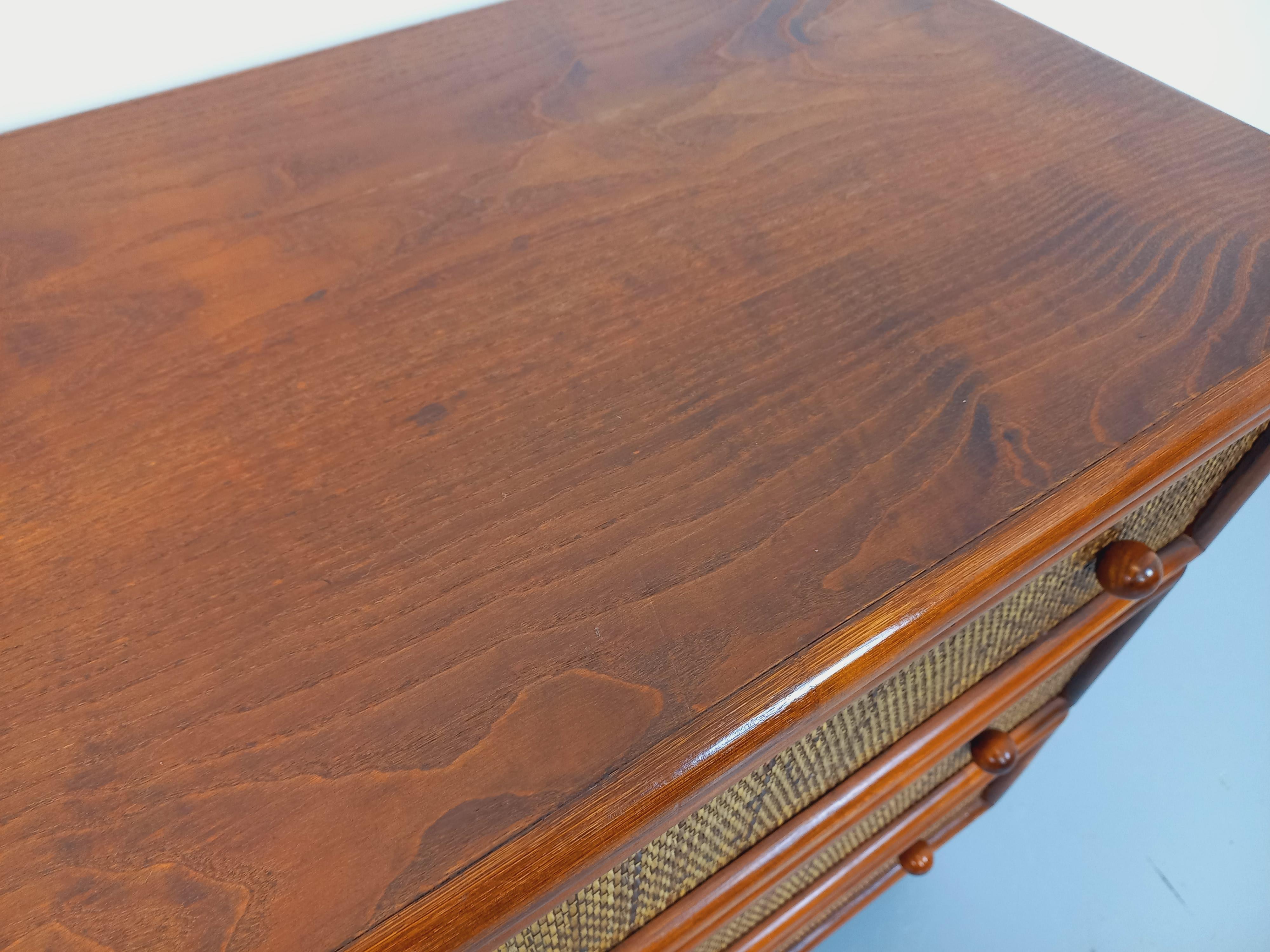 Commode vintage en bois et rotin tressé des années 70 9