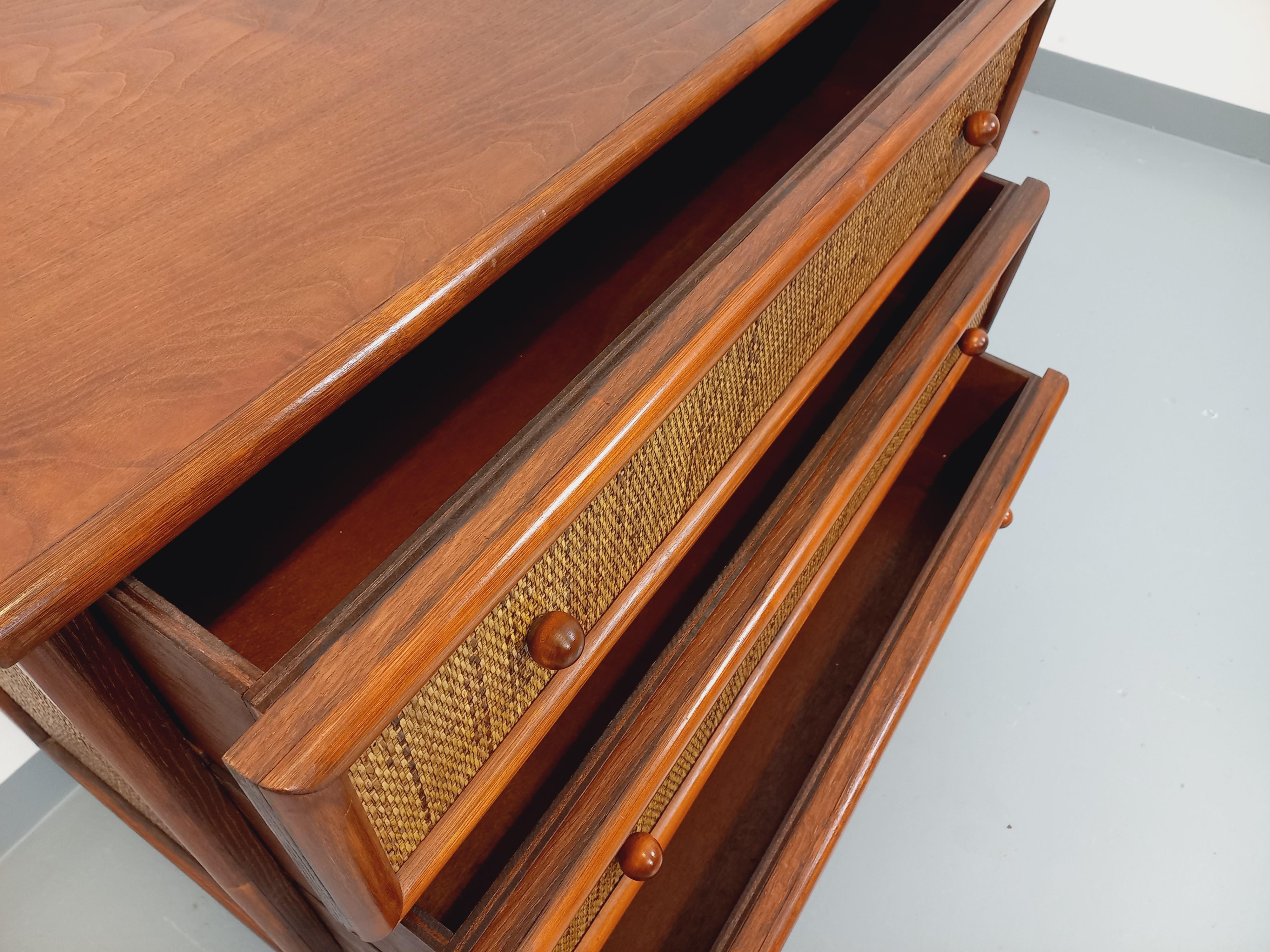Commode vintage en bois et rotin tressé des années 70 10
